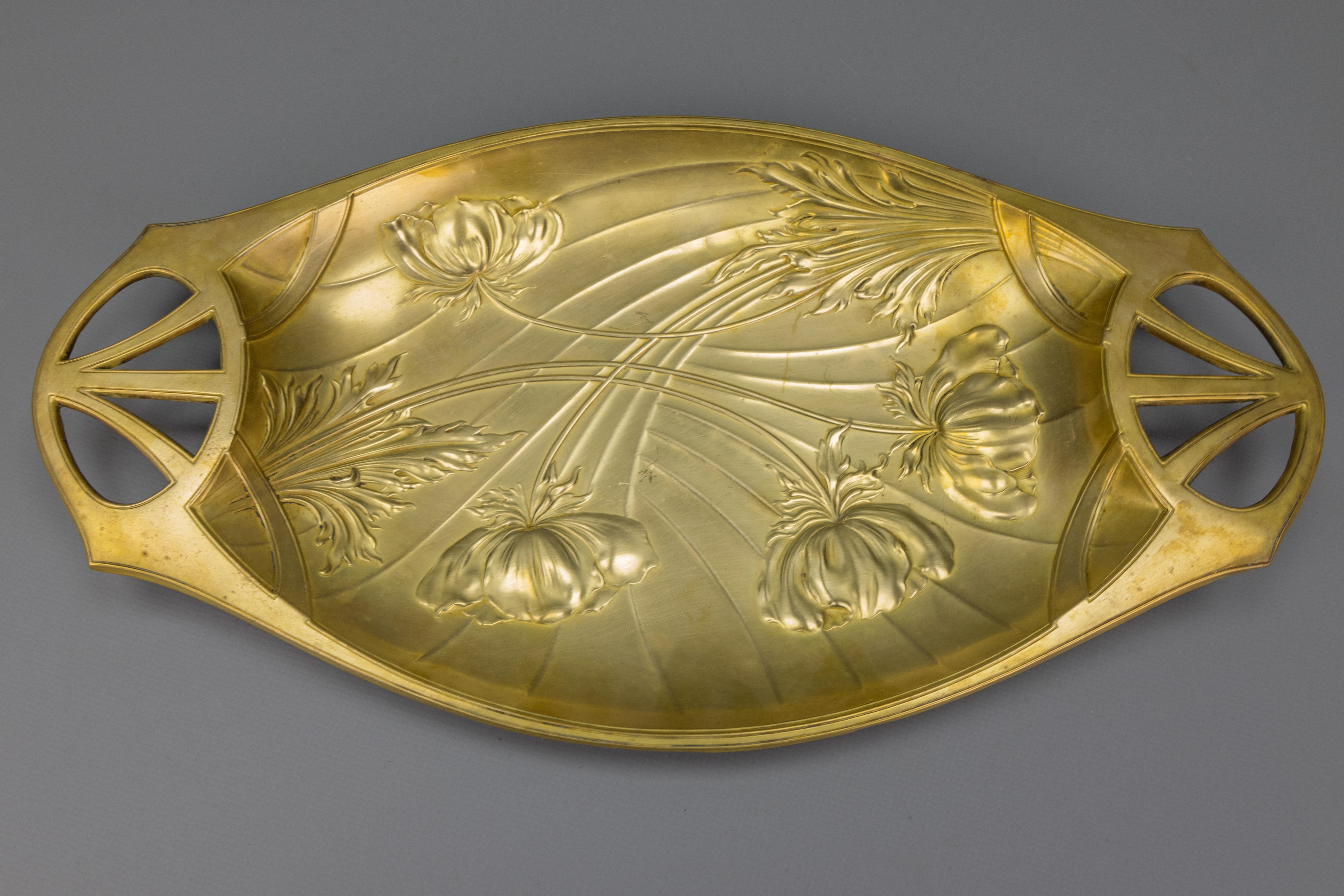 Vassoio in ottone Art Nouveau francese con rilievi floreali, 1920 circa in vendita 4