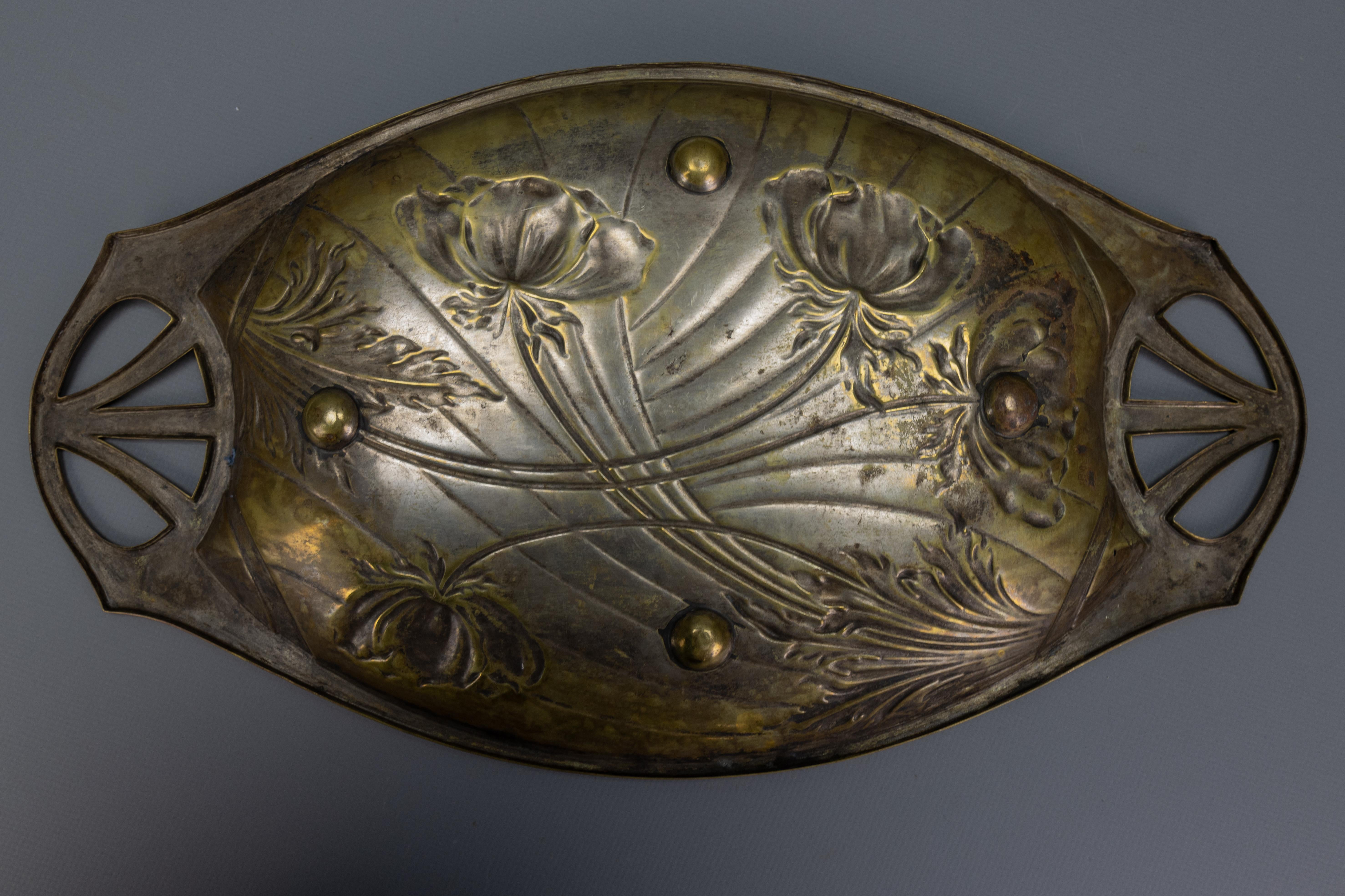 Vassoio in ottone Art Nouveau francese con rilievi floreali, 1920 circa in vendita 5