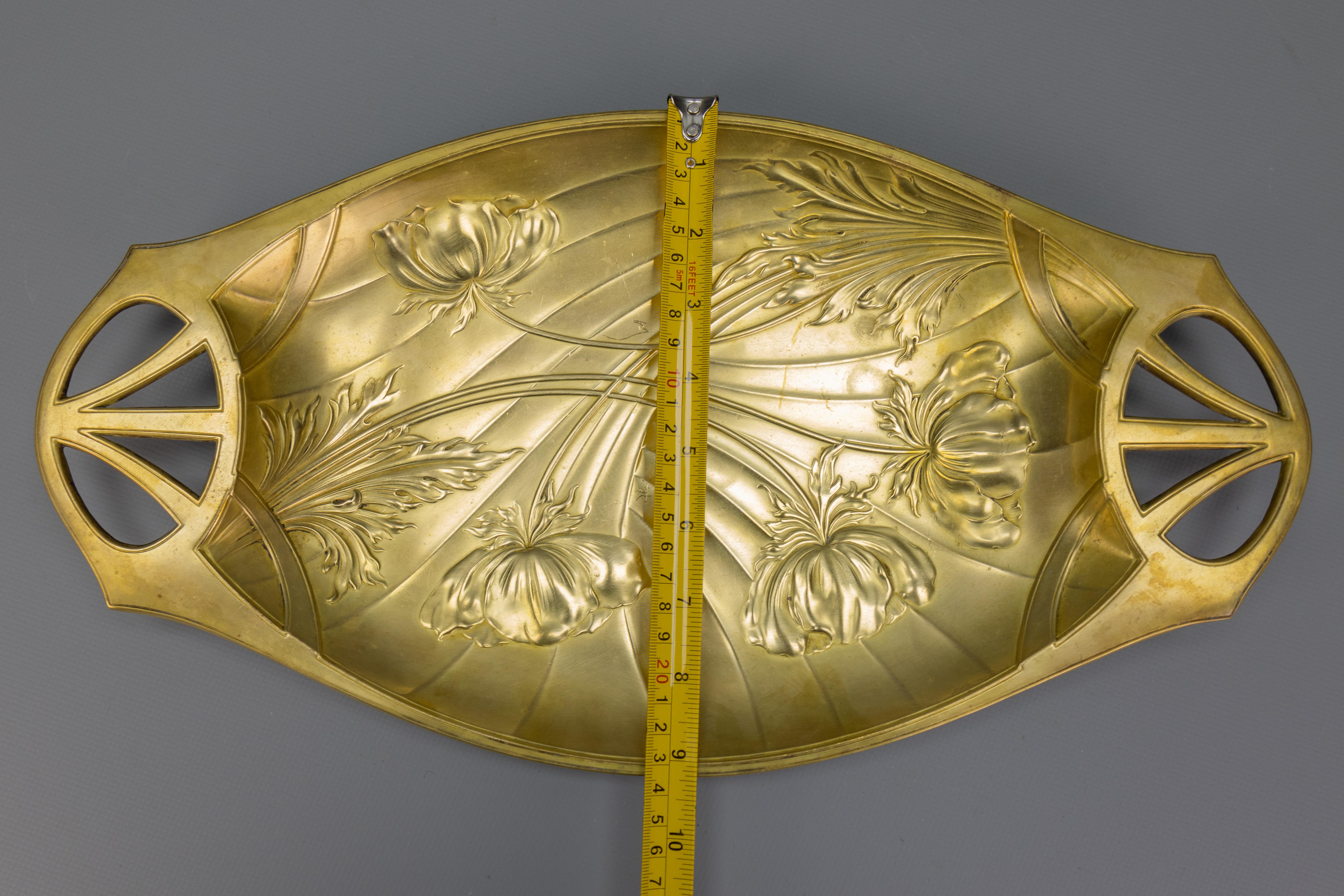 Vassoio in ottone Art Nouveau francese con rilievi floreali, 1920 circa in vendita 6