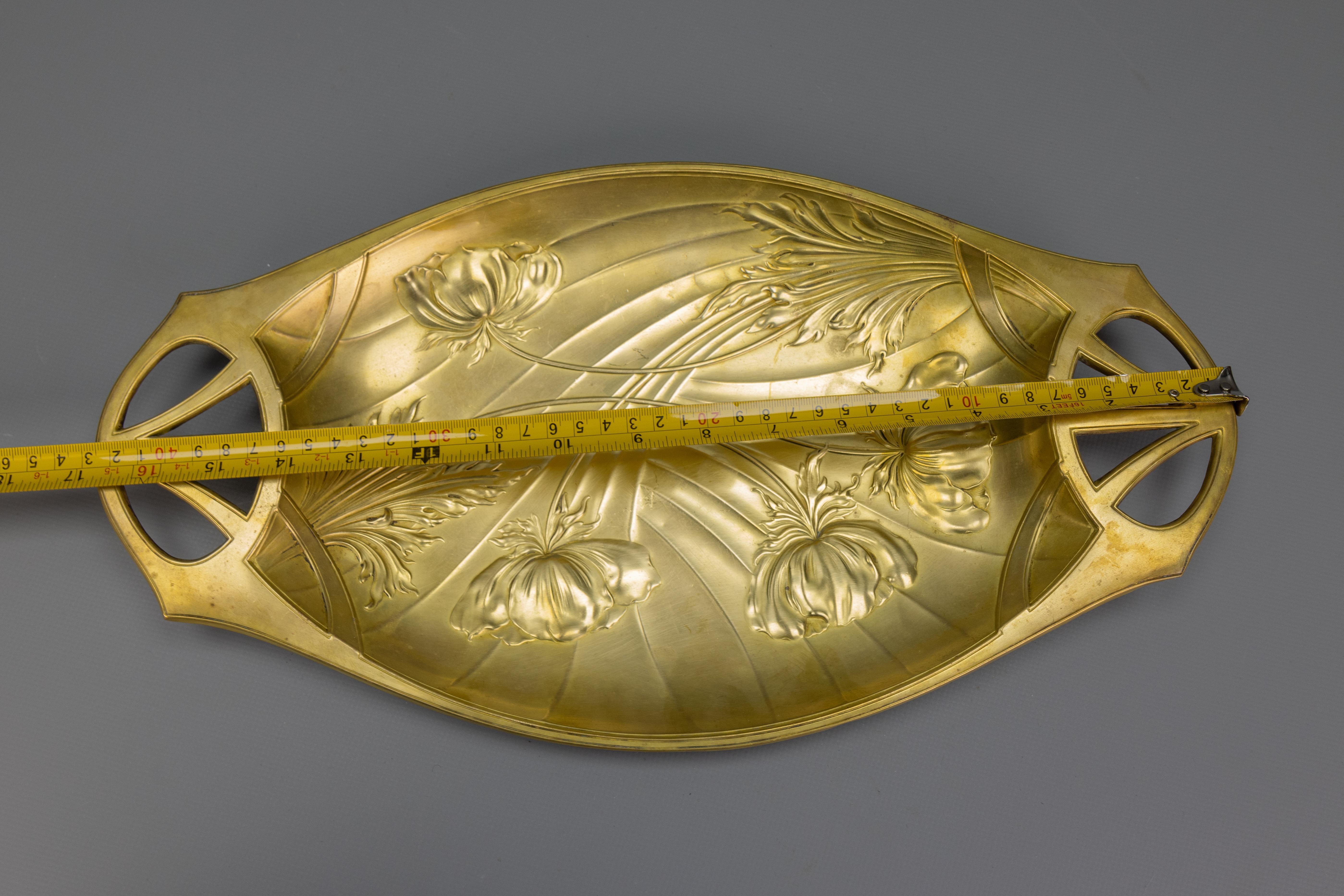 Vassoio in ottone Art Nouveau francese con rilievi floreali, 1920 circa in vendita 7