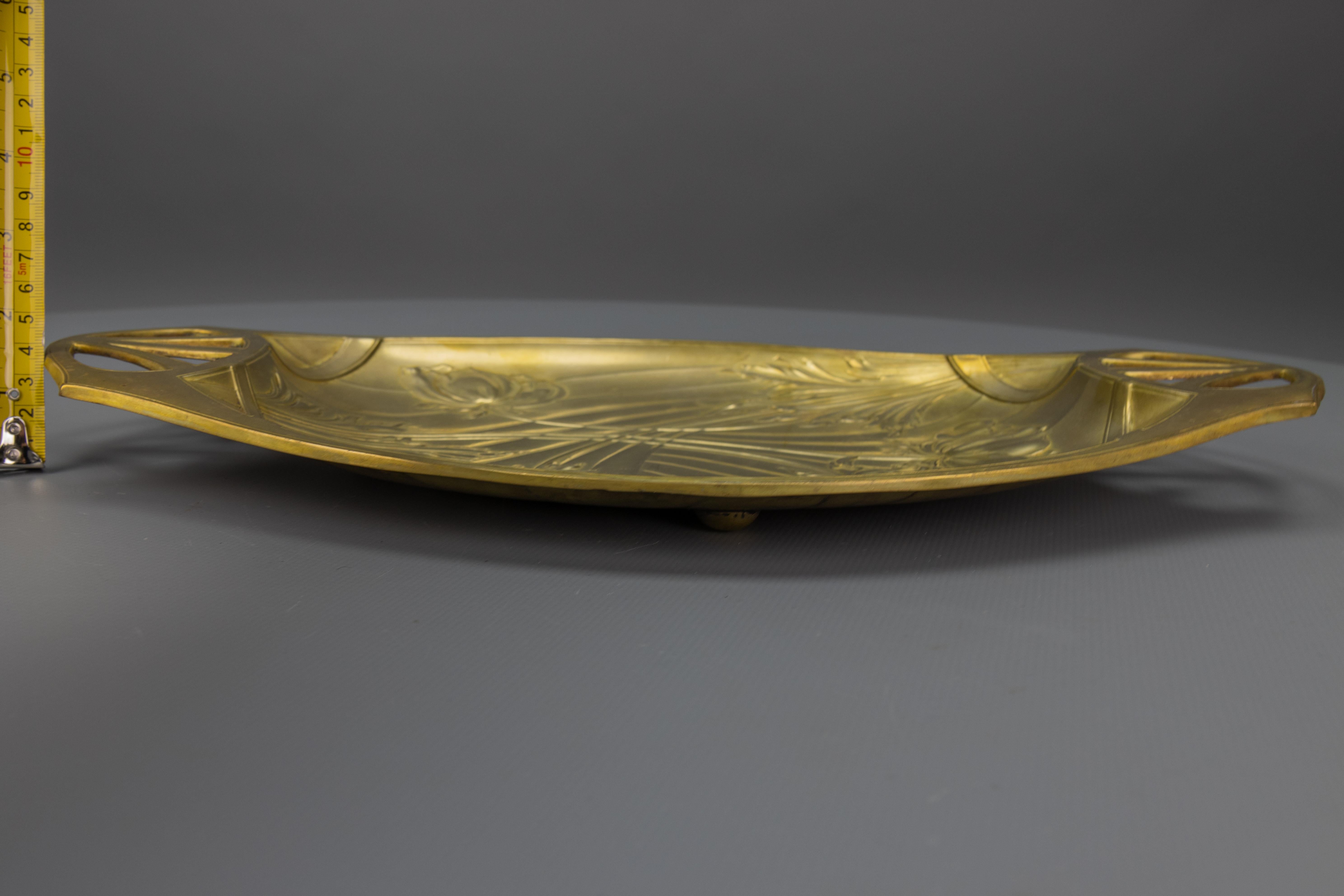 Vassoio in ottone Art Nouveau francese con rilievi floreali, 1920 circa in vendita 8