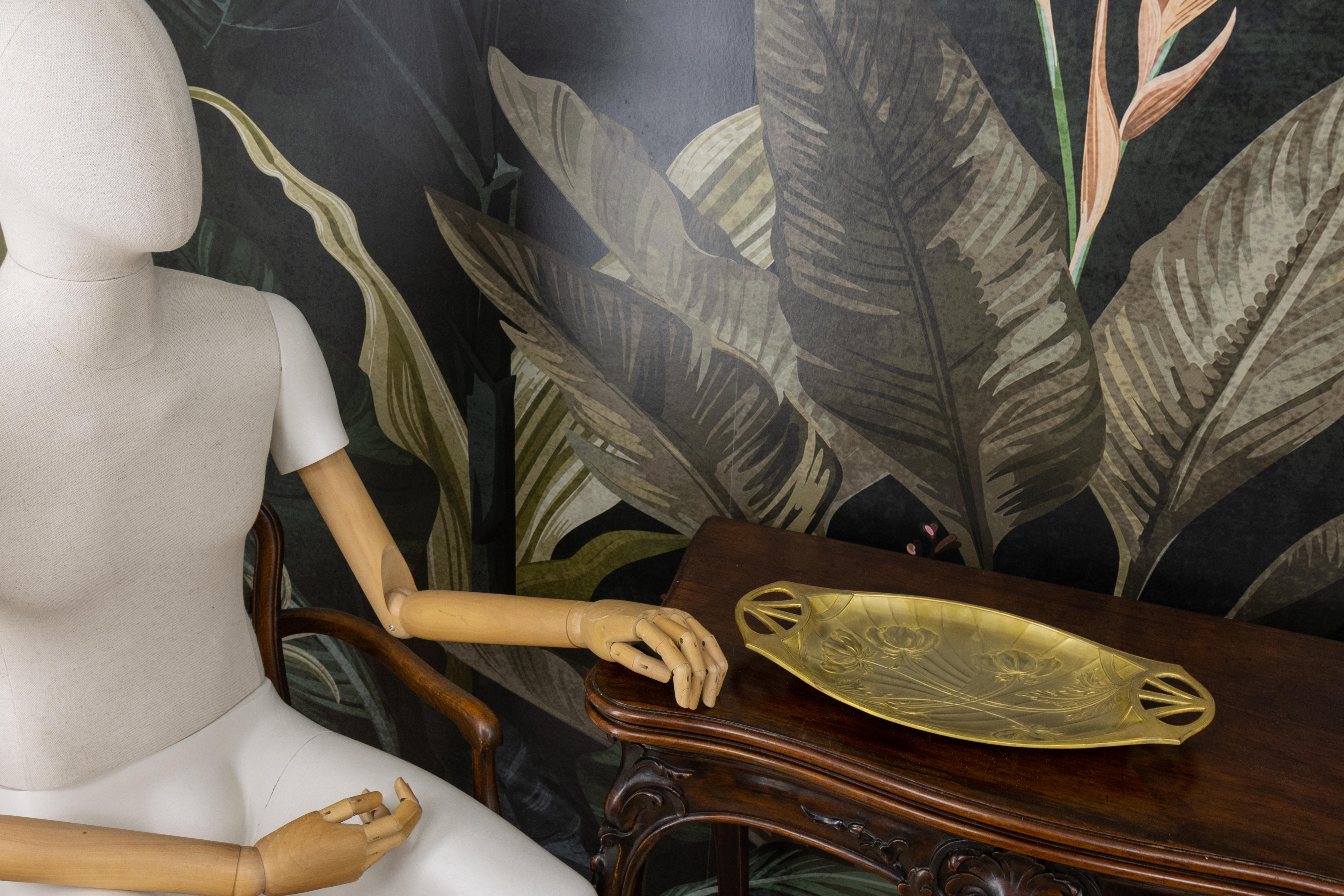 Vassoio in ottone Art Nouveau francese con rilievi floreali, 1920 circa in vendita 9