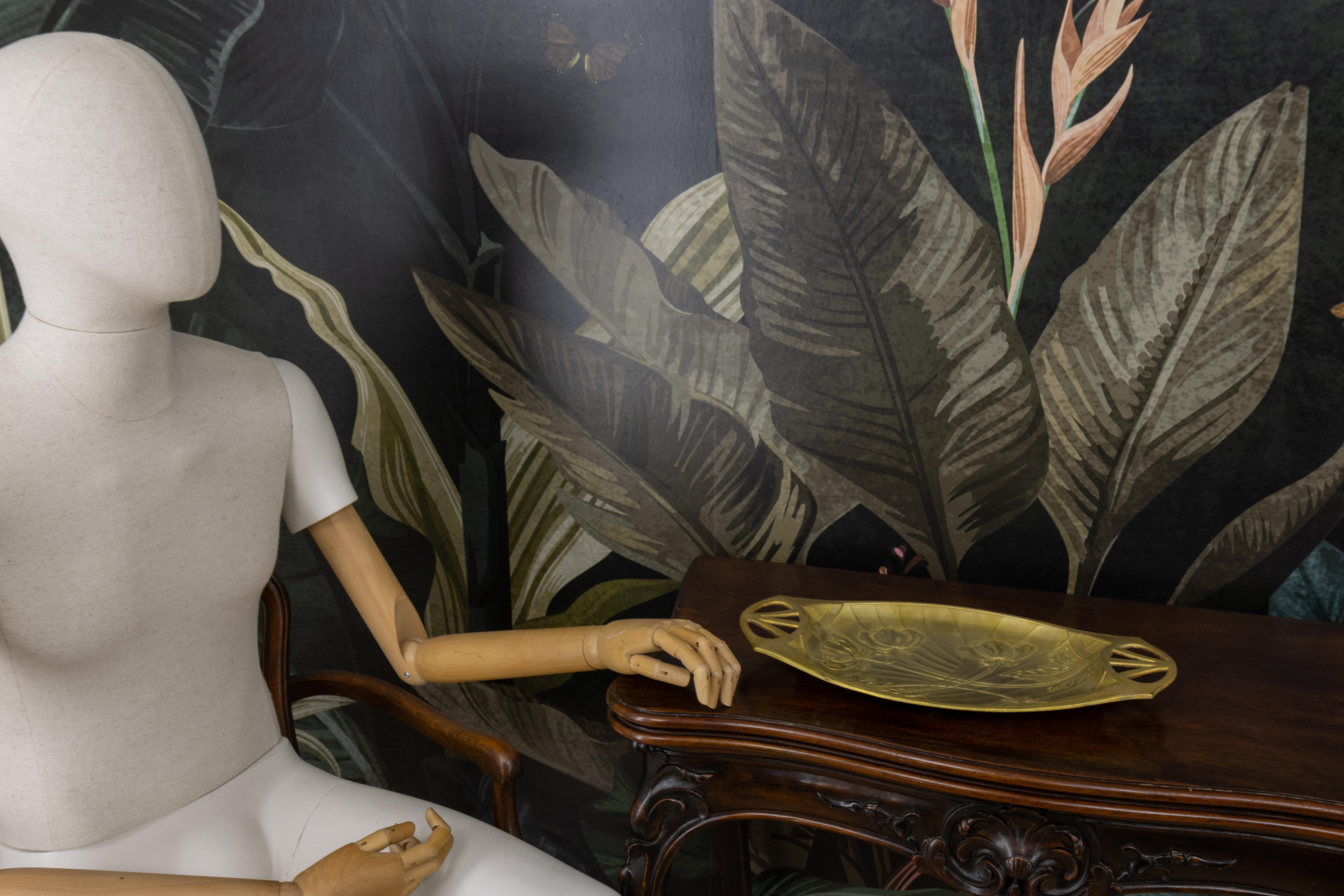 Vassoio in ottone Art Nouveau francese con rilievi floreali, 1920 circa in vendita 10