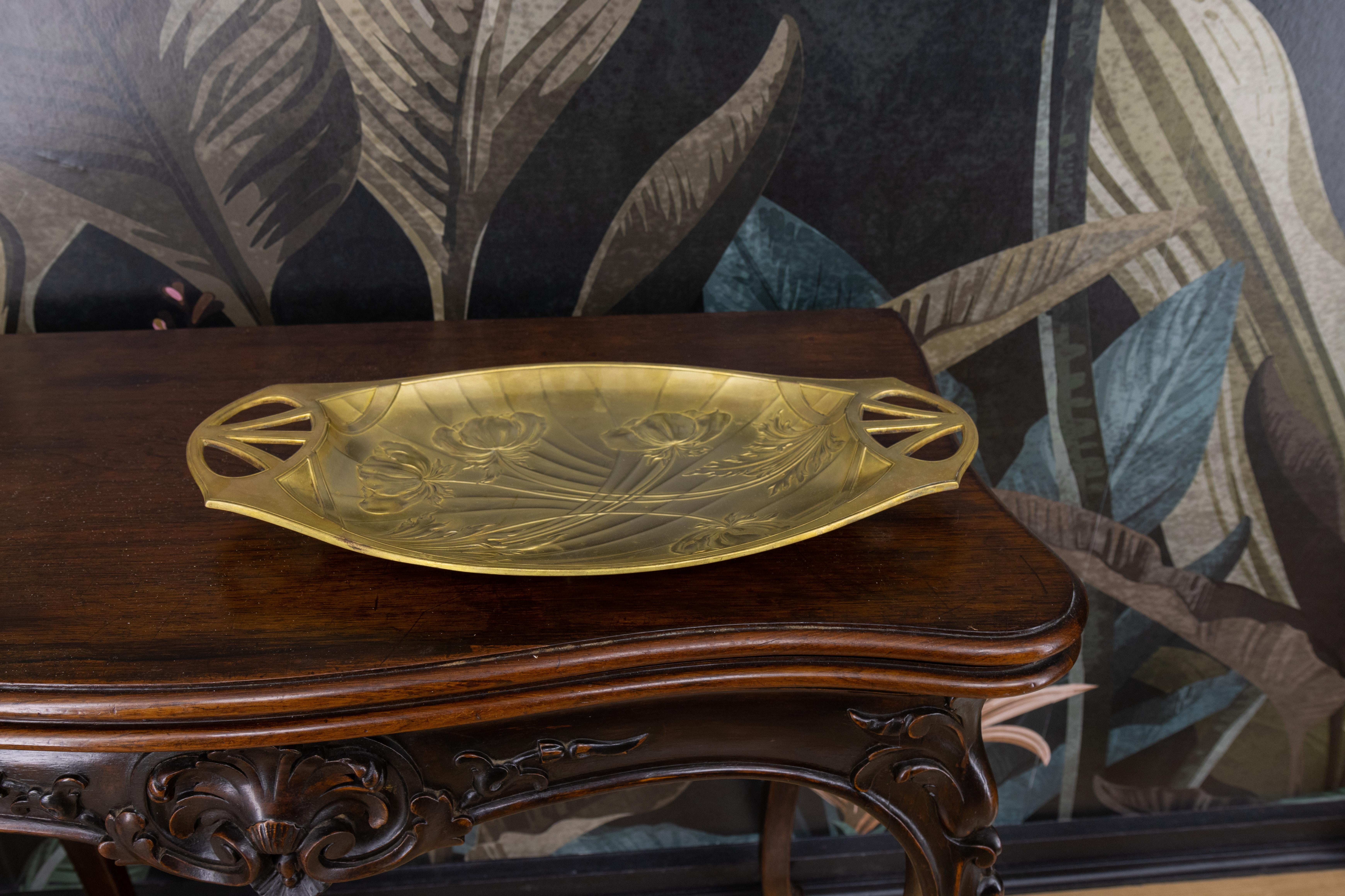 Vassoio in ottone Art Nouveau francese con rilievi floreali, 1920 circa in vendita 11