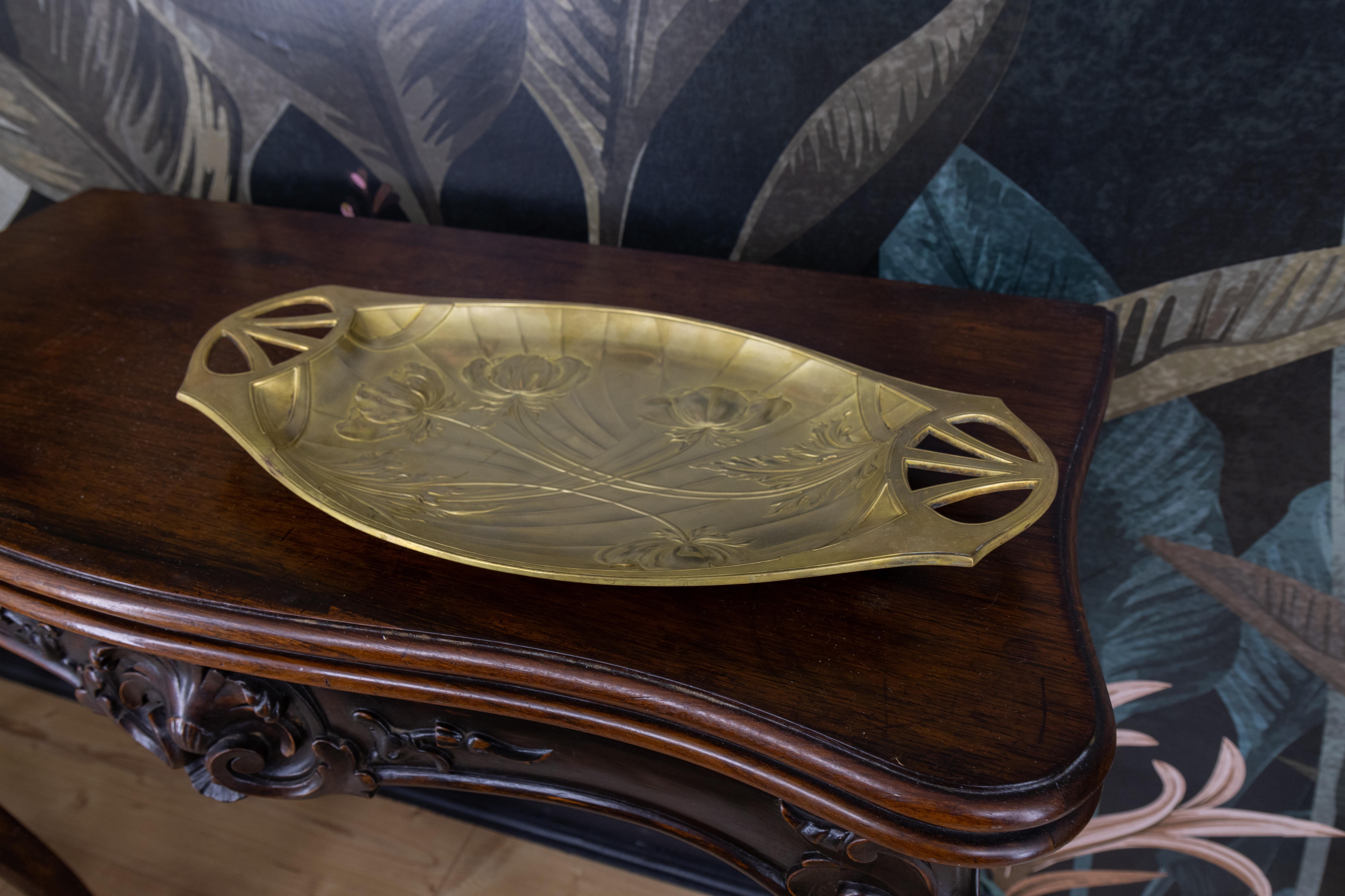 Vassoio in ottone Art Nouveau francese con rilievi floreali, 1920 circa in vendita 12
