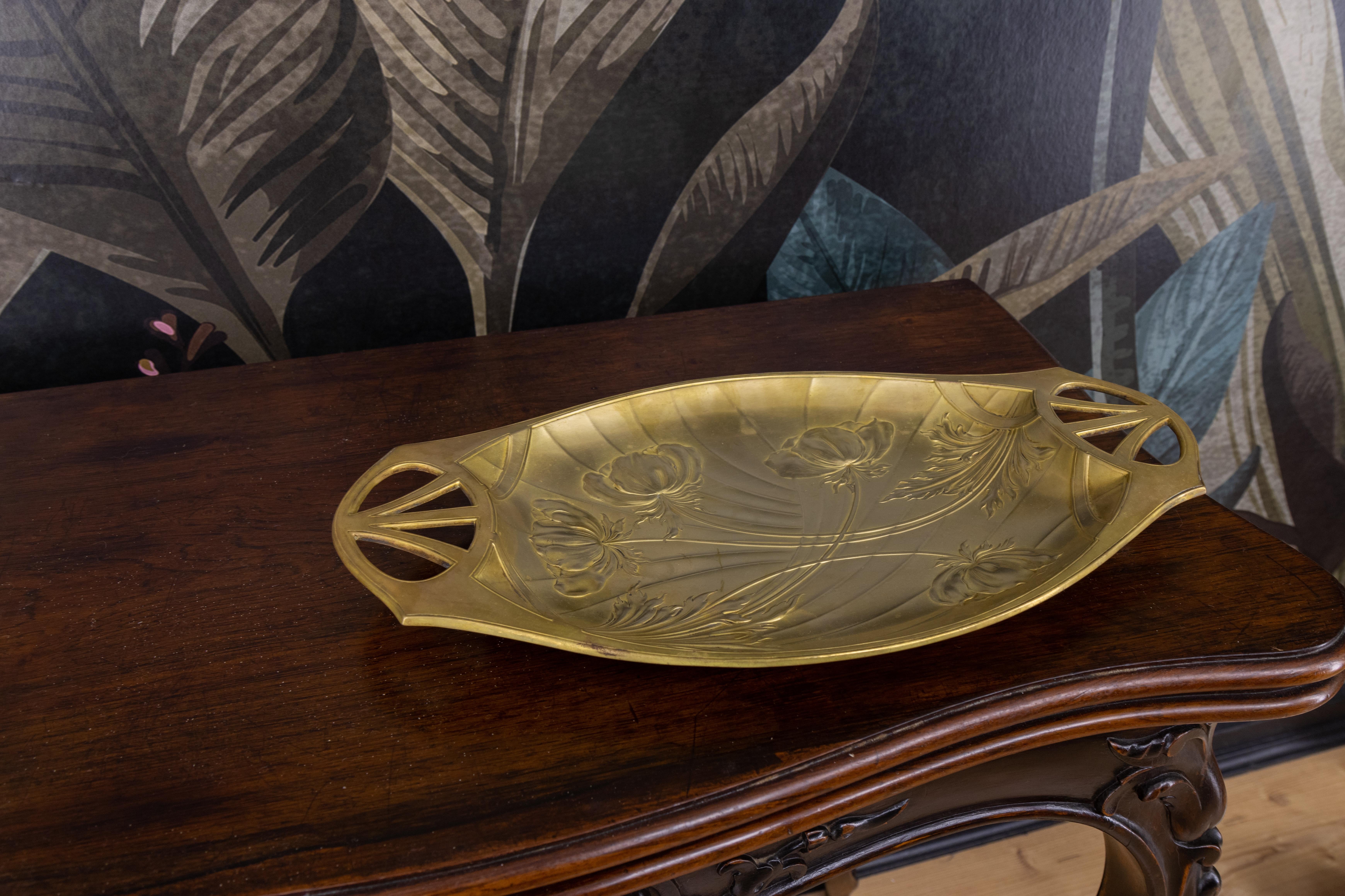 Vassoio in ottone Art Nouveau francese con rilievi floreali, 1920 circa in vendita 13