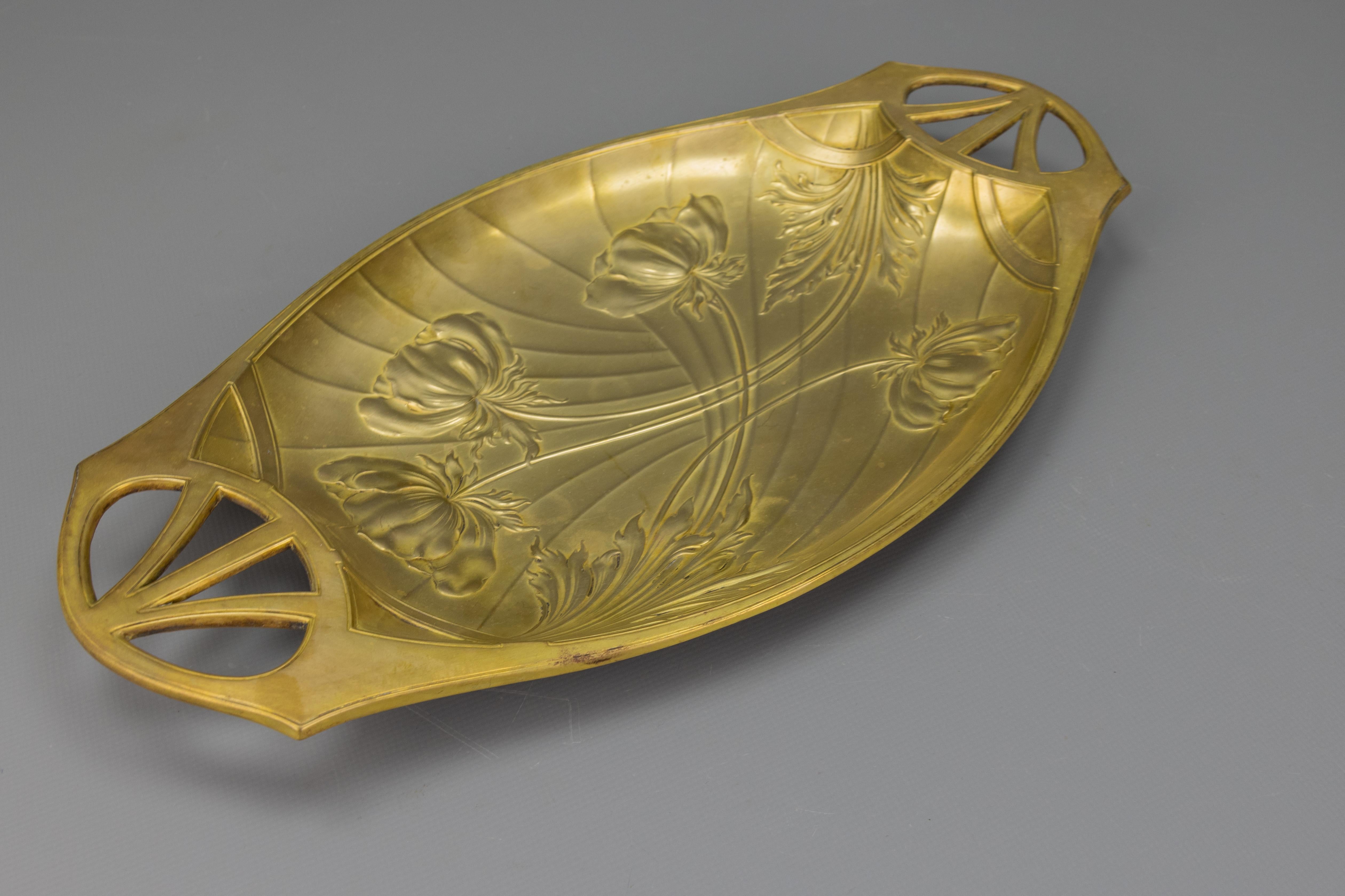 Vassoio in ottone Art Nouveau francese con rilievi floreali, 1920 circa in vendita 14