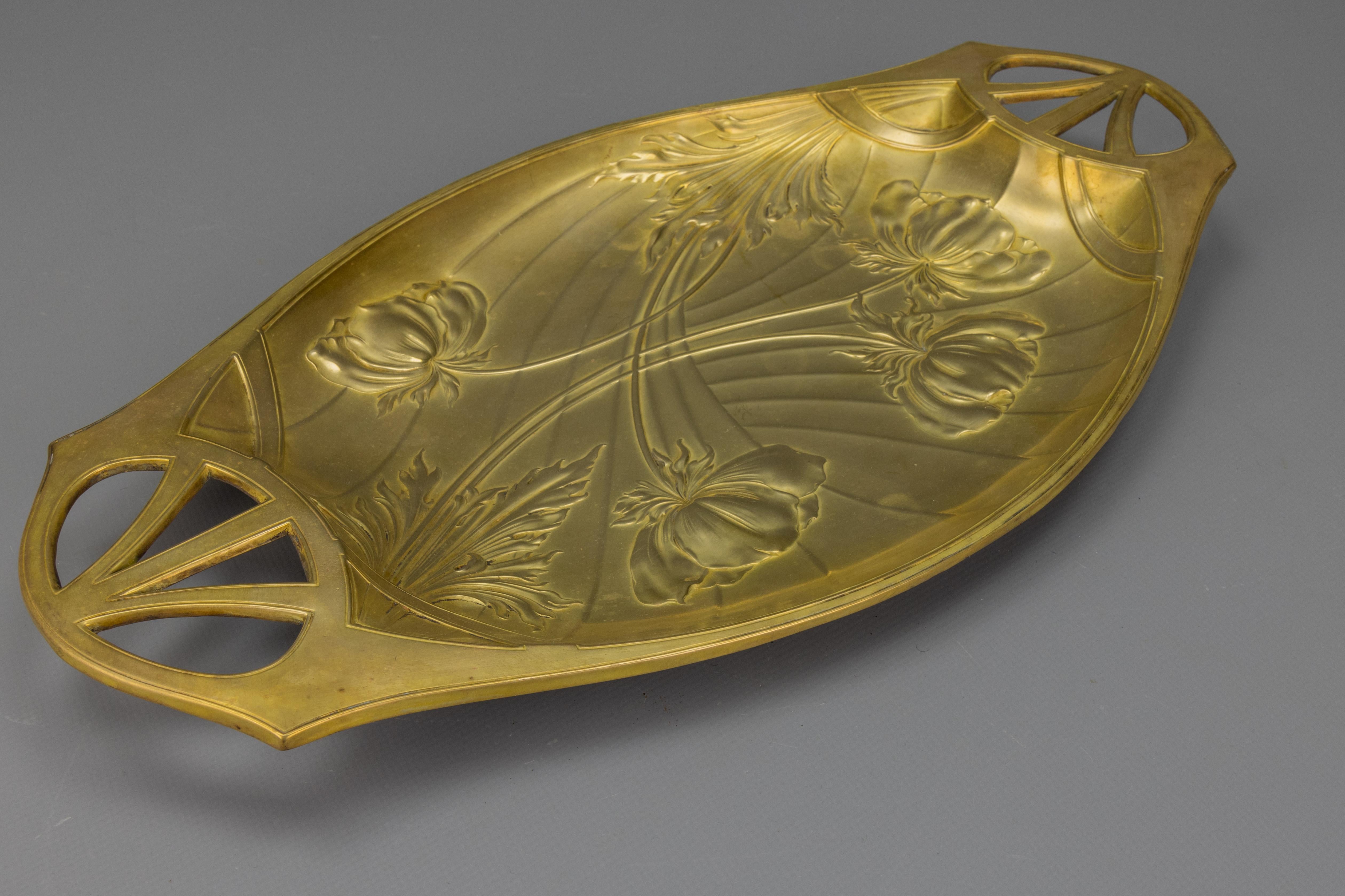 Francese Vassoio in ottone Art Nouveau francese con rilievi floreali, 1920 circa in vendita