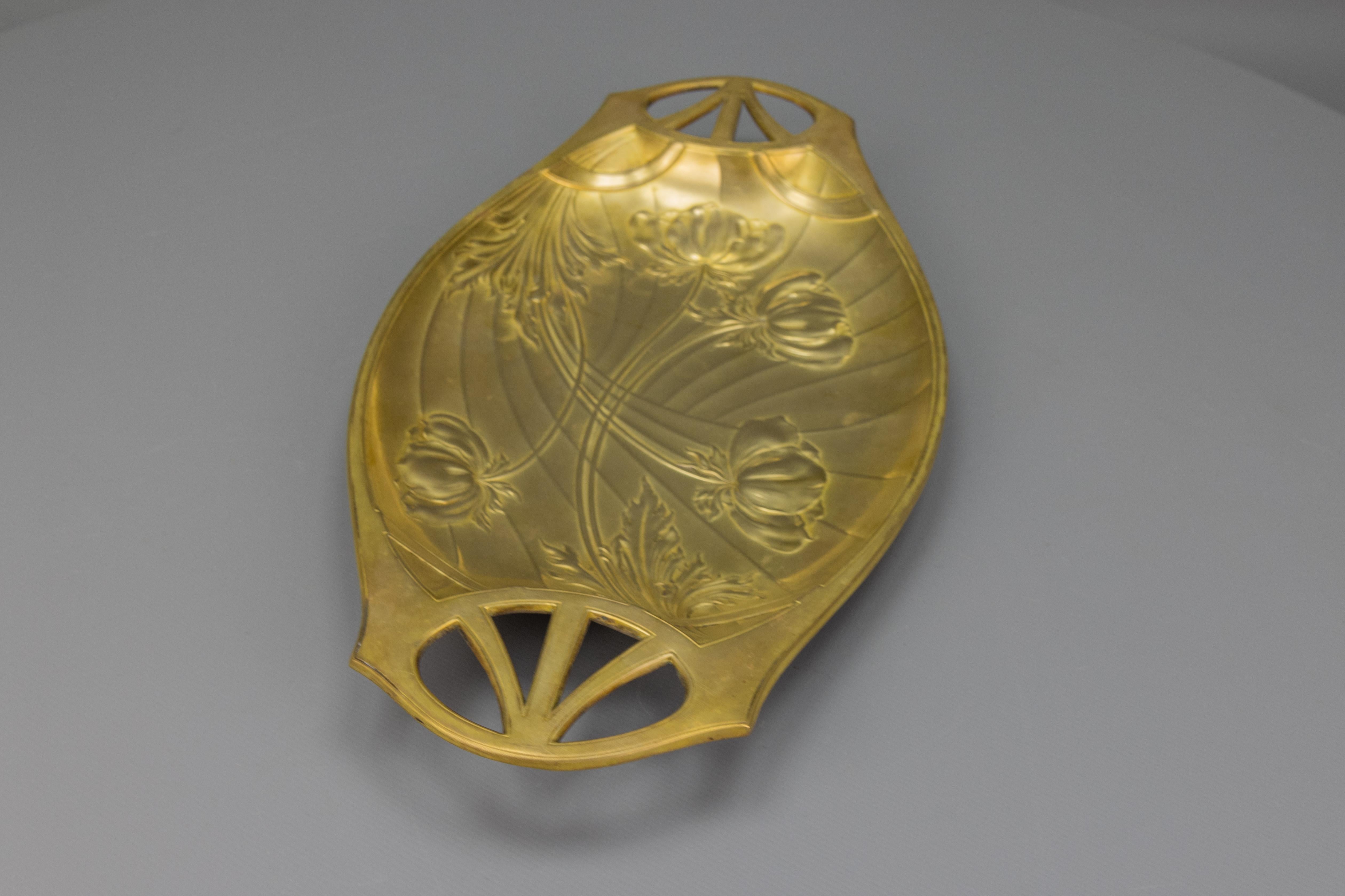 Vassoio in ottone Art Nouveau francese con rilievi floreali, 1920 circa In condizioni buone in vendita a Barntrup, DE