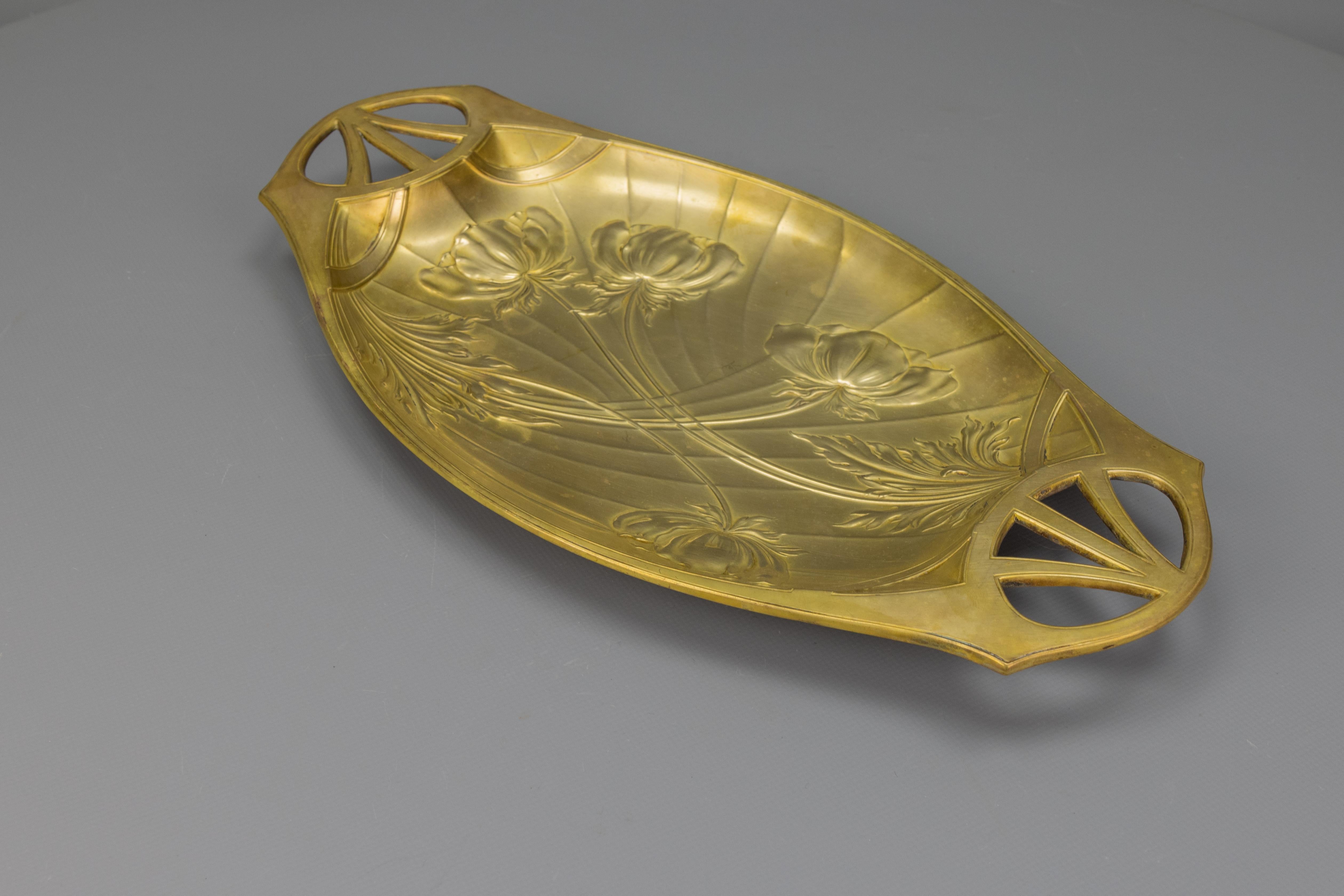 Inizio XX secolo Vassoio in ottone Art Nouveau francese con rilievi floreali, 1920 circa in vendita