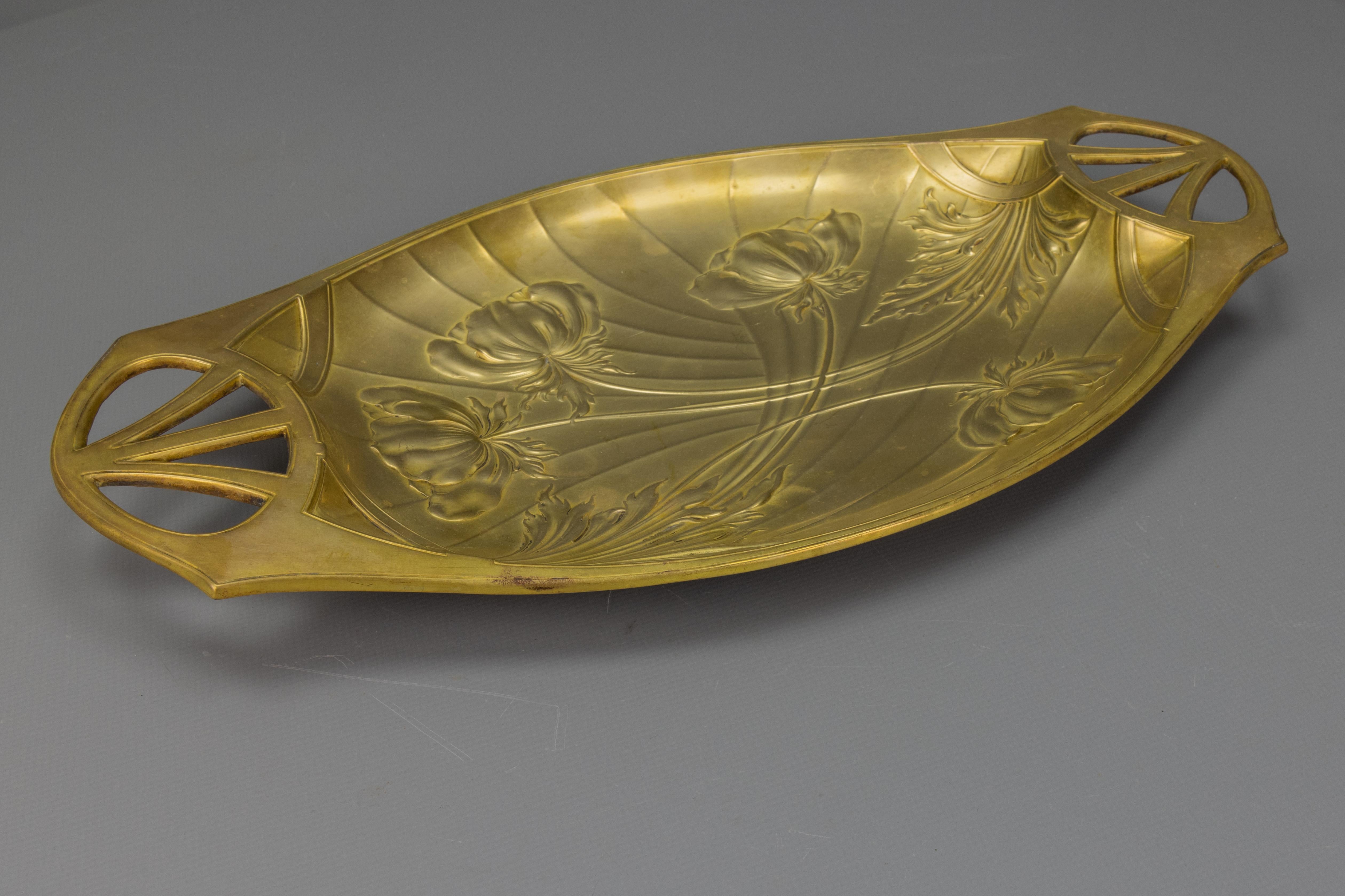Ottone Vassoio in ottone Art Nouveau francese con rilievi floreali, 1920 circa in vendita