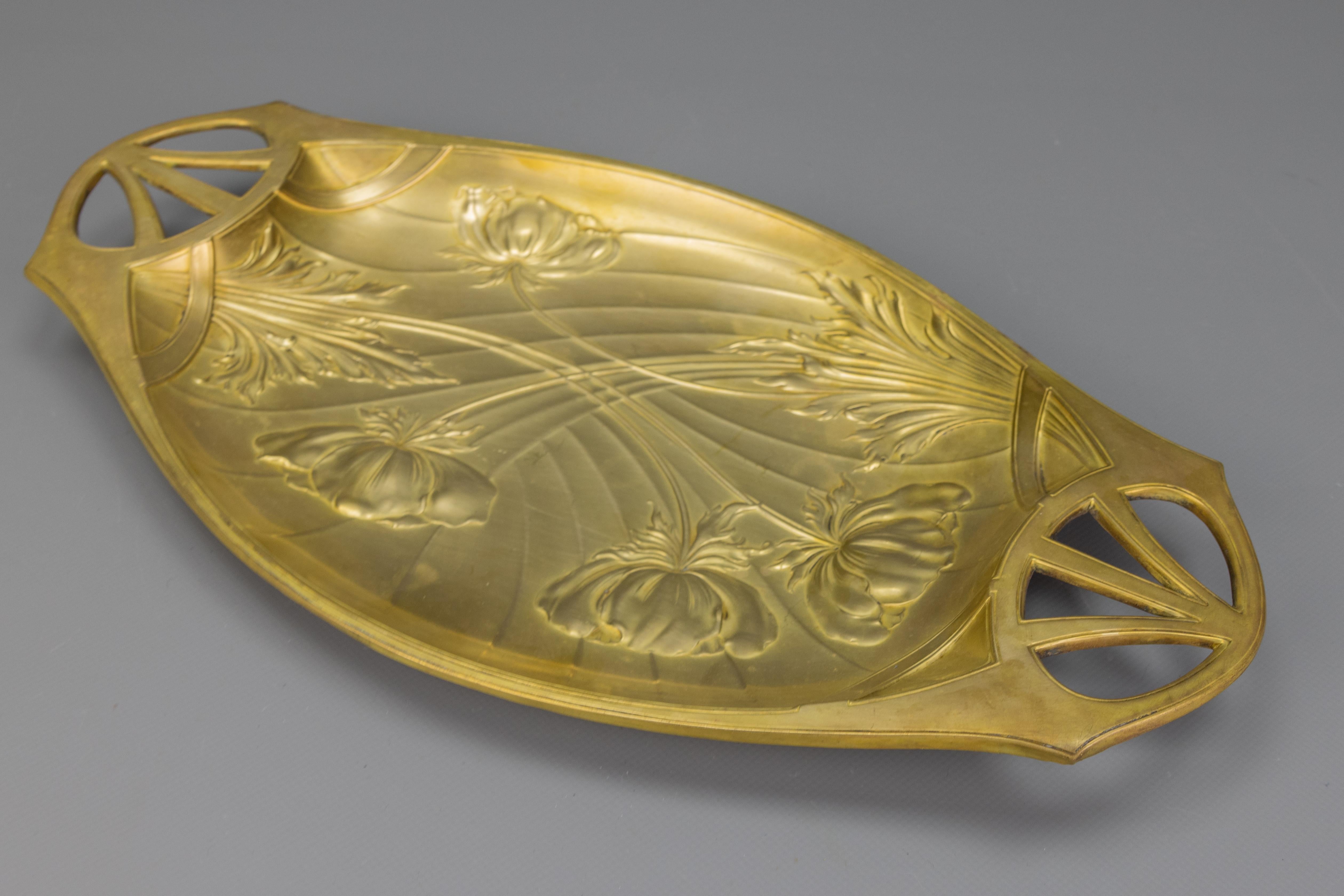 Vassoio in ottone Art Nouveau francese con rilievi floreali, 1920 circa in vendita 1
