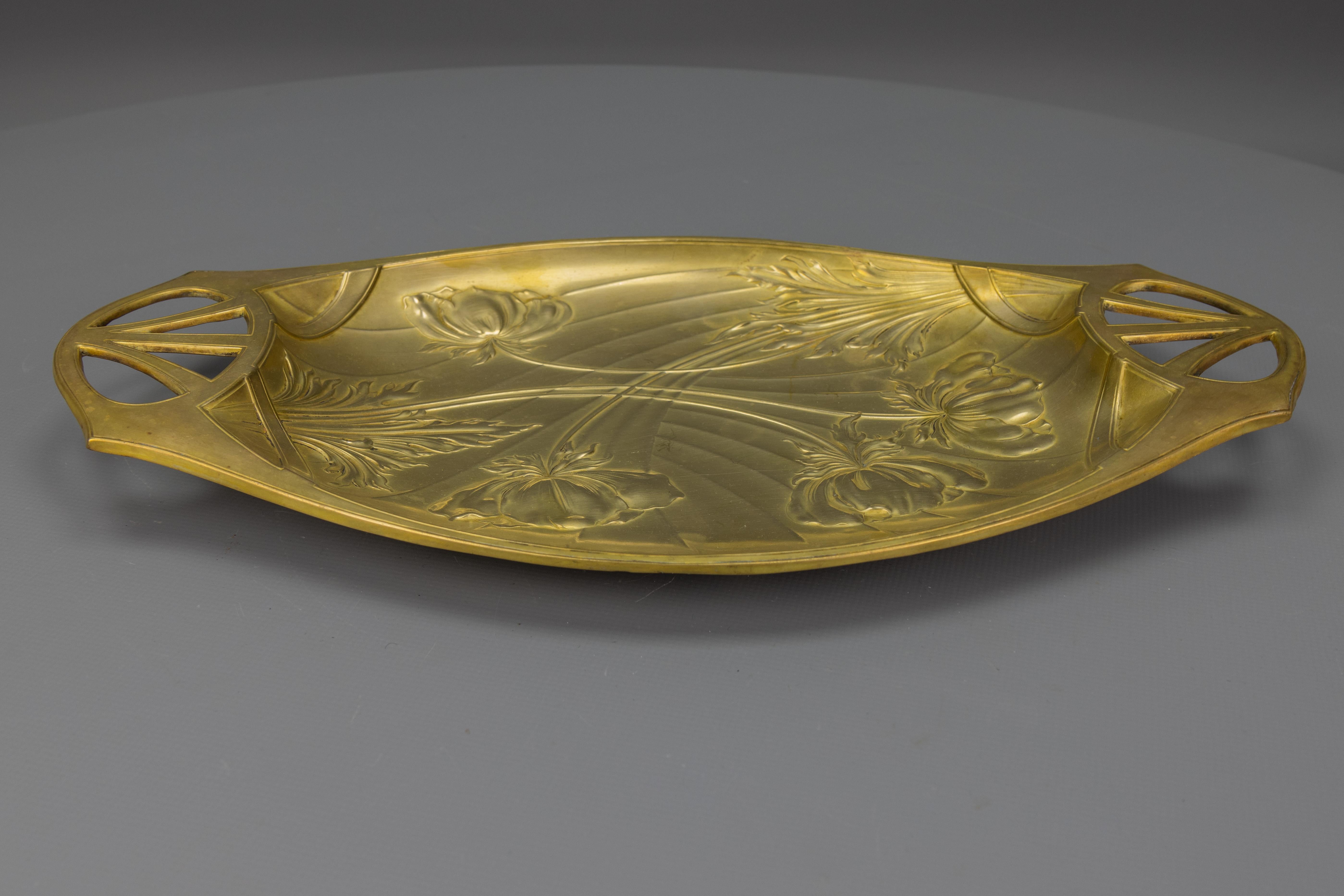 Vassoio in ottone Art Nouveau francese con rilievi floreali, 1920 circa in vendita 2