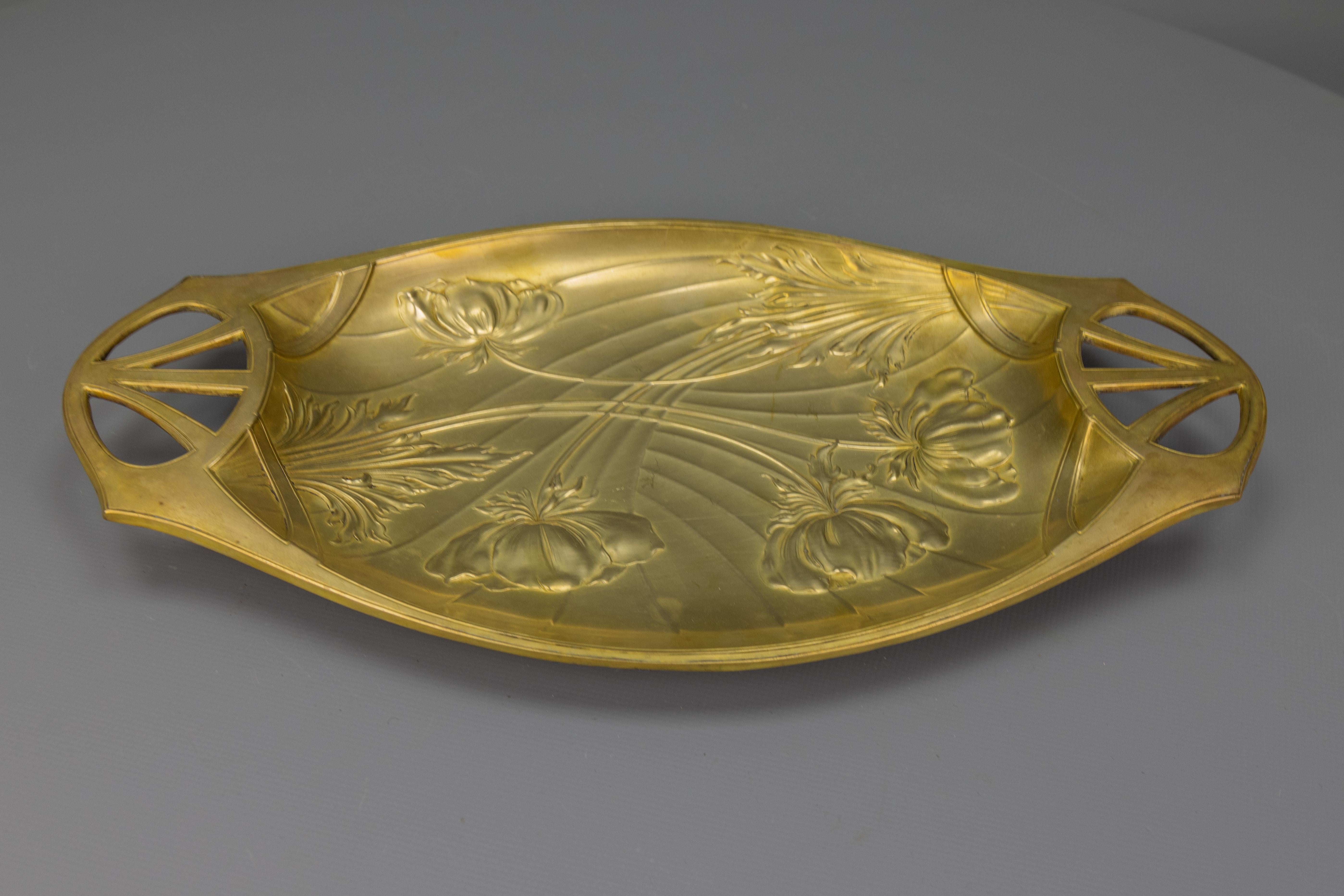 Vassoio in ottone Art Nouveau francese con rilievi floreali, 1920 circa in vendita 3