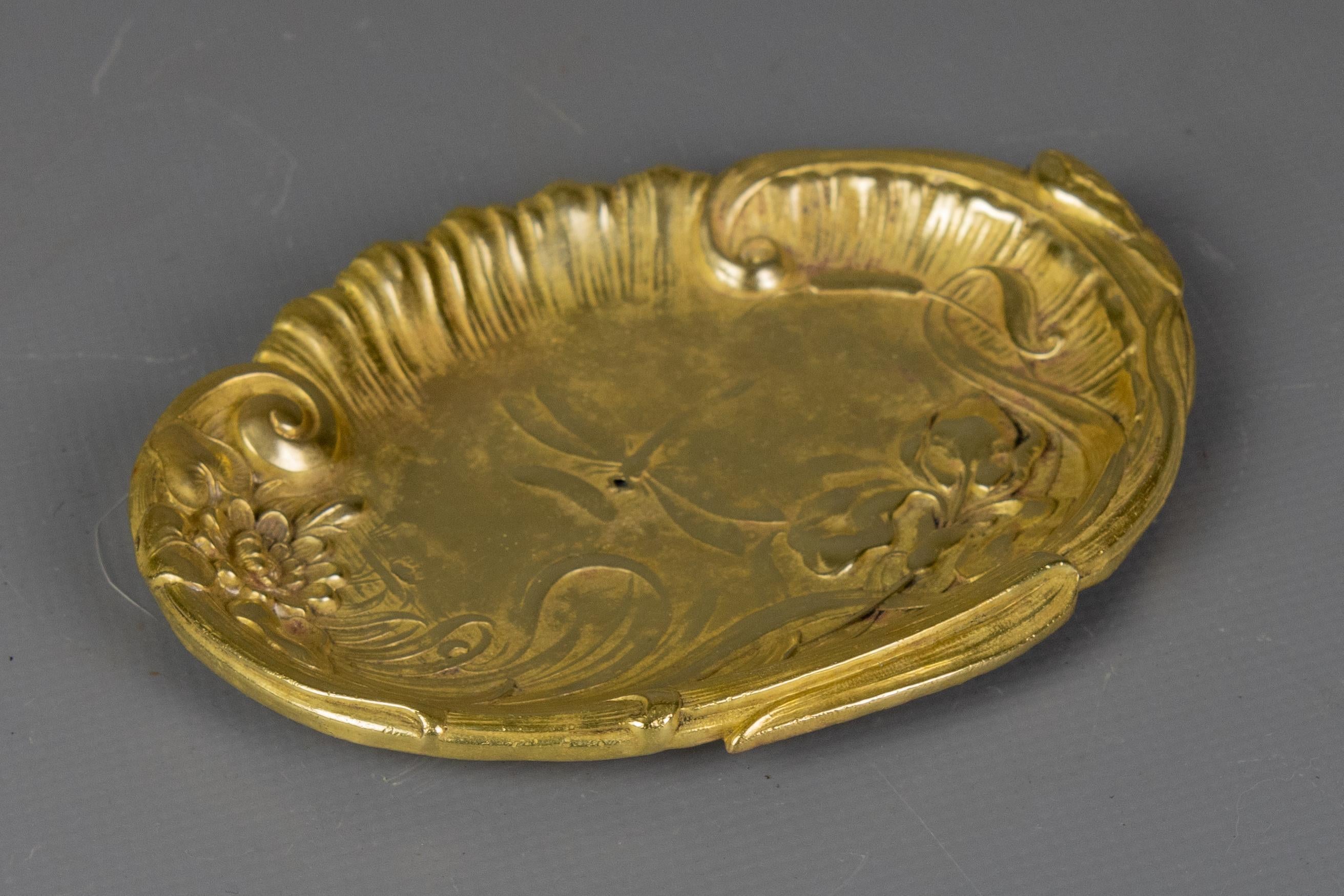 French Art Nouveau Brass Vide - Poche or Pin Tray with Dragonfly and Flowers For Sale 13