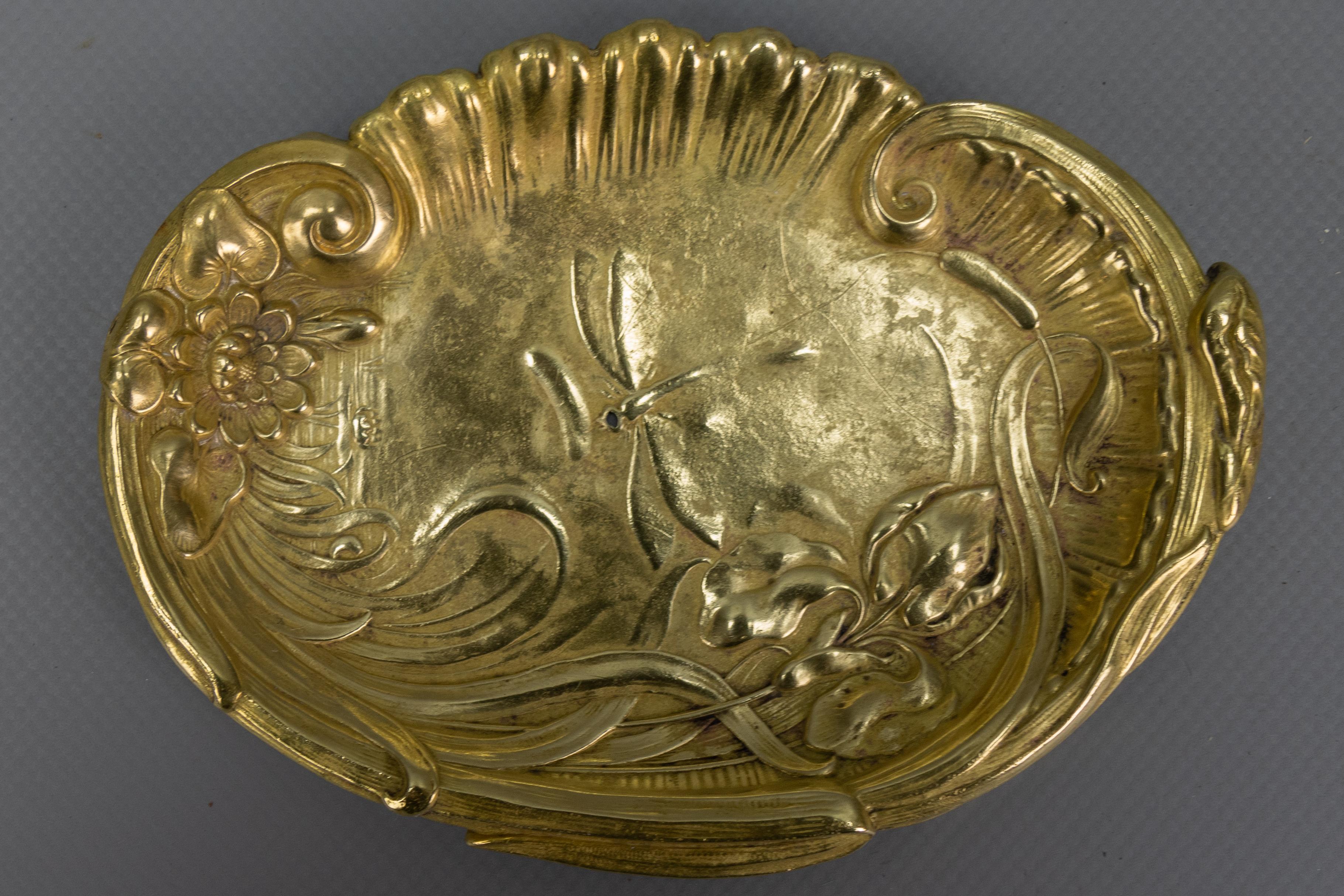 French Art Nouveau Brass Vide - Poche or Pin Tray with Dragonfly and Flowers In Good Condition For Sale In Barntrup, DE
