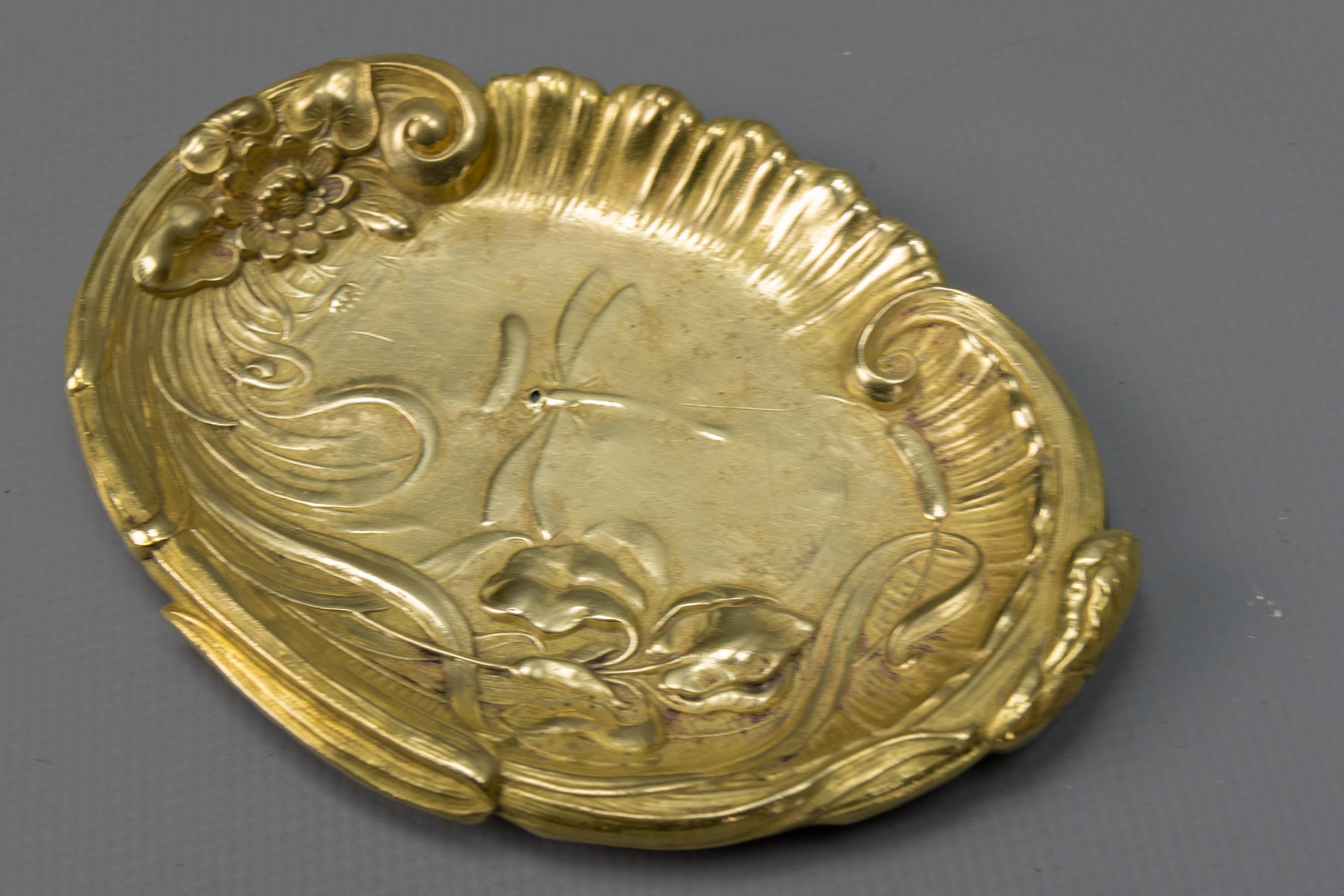 Early 20th Century French Art Nouveau Brass Vide - Poche or Pin Tray with Dragonfly and Flowers For Sale
