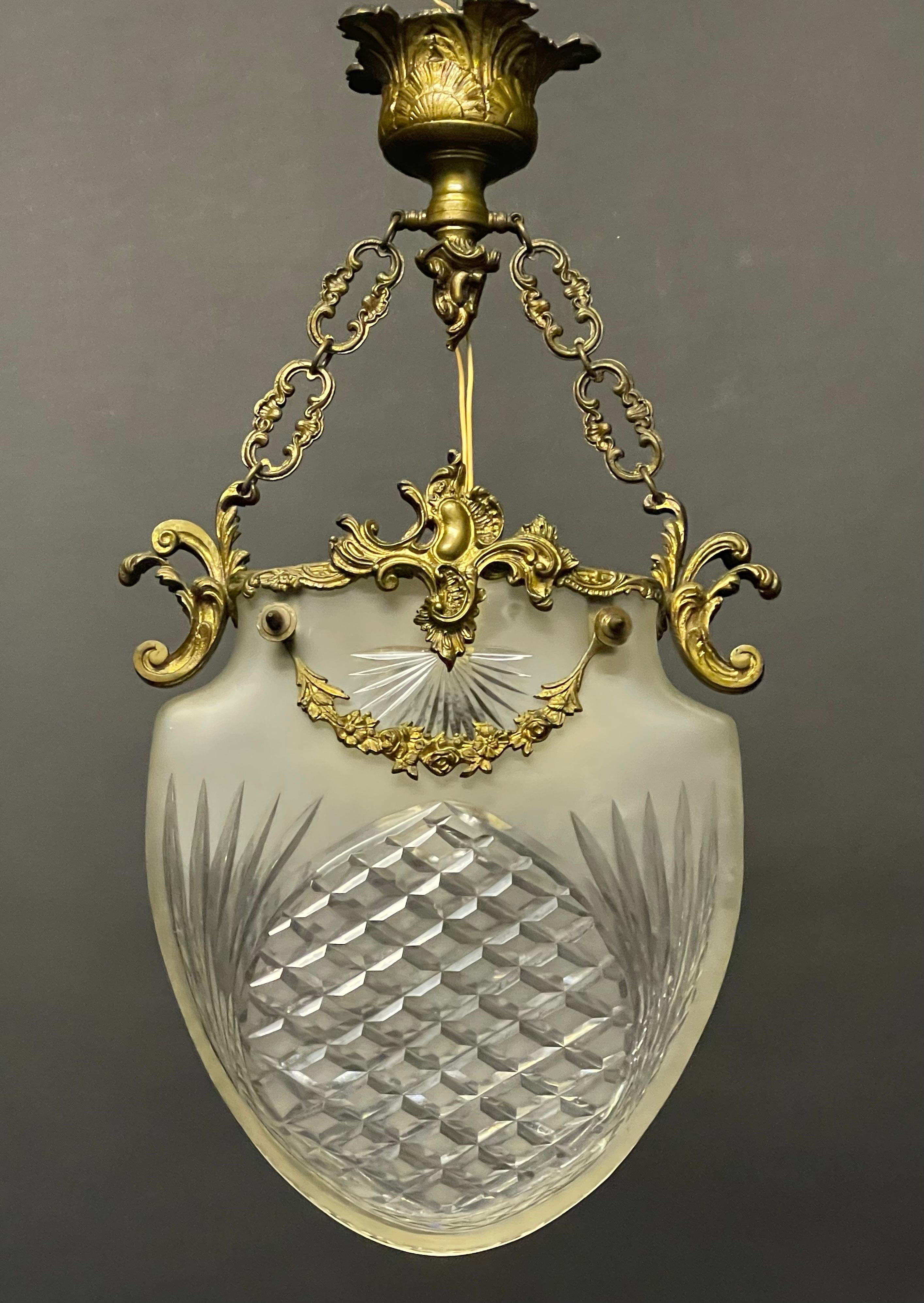 A wonderful and unique Art Nouveau bronze and cut glass pendant, France, circa 1900s.
Socket: 1 x E27 or E26 for standard screw bulb.


