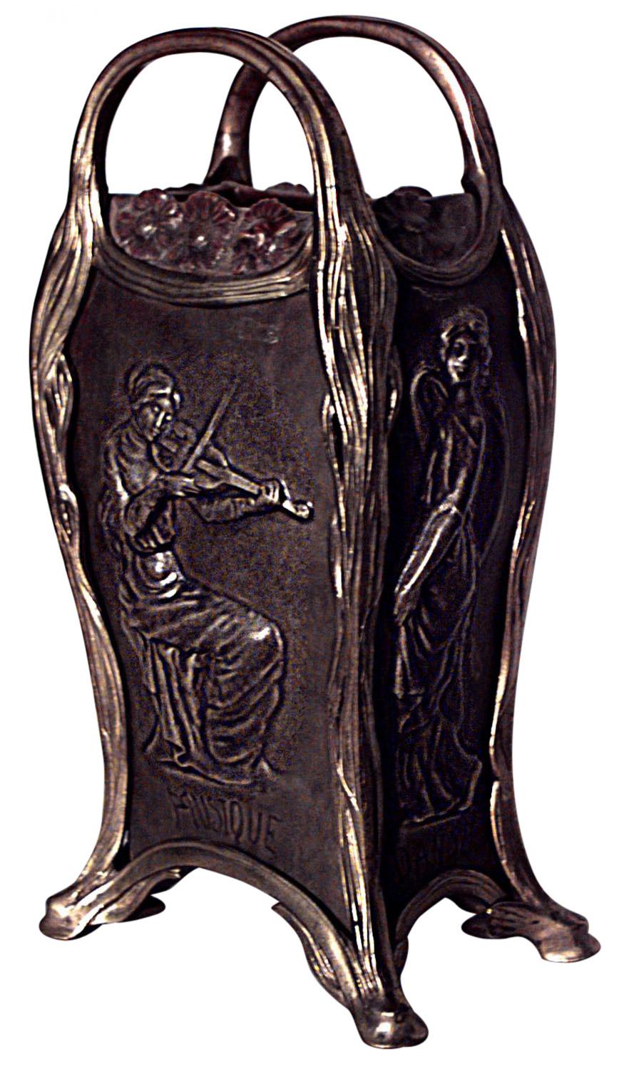 Vaso francese Art Nouveau in bronzo e finiture dorate con 4 donne che rappresentano le Arti con manici (firmato LE NORMAND)