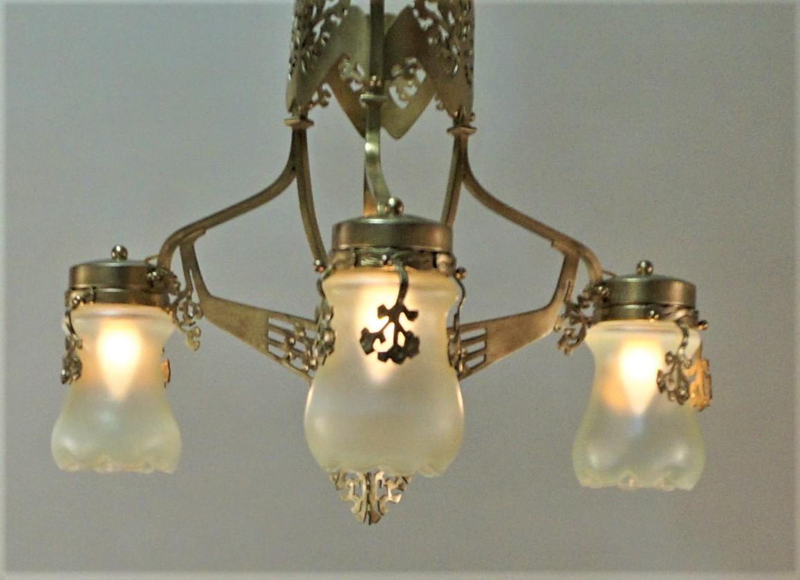 French late 1910s bronze and opalescent glass late Art Nouveau chandelier.
Measures: Height 32