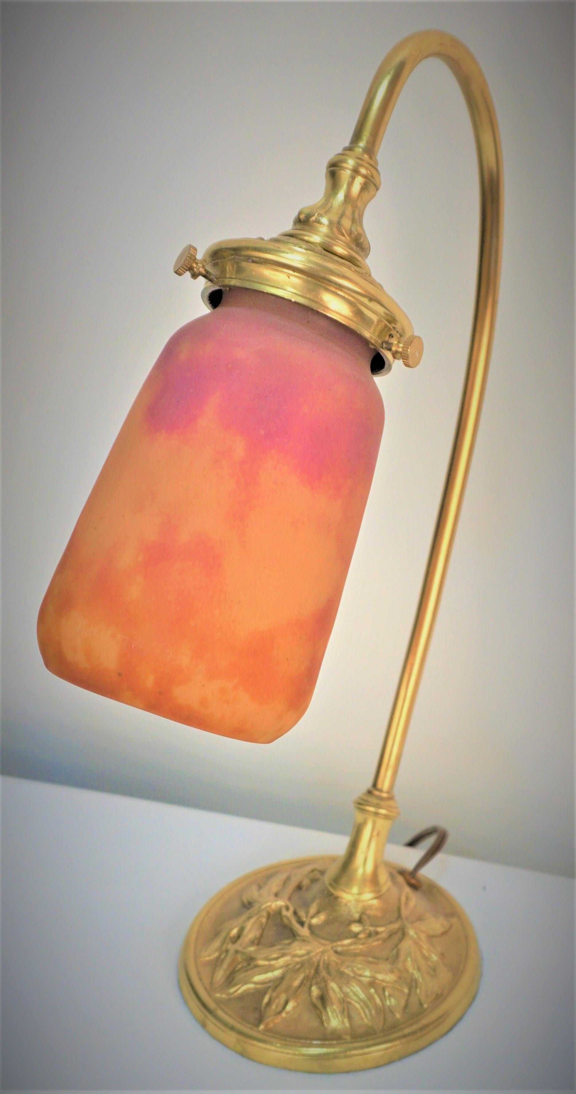 Lámpara de sobremesa francesa Art Nouveau de bronce y cristal artístico de Daum en venta 4