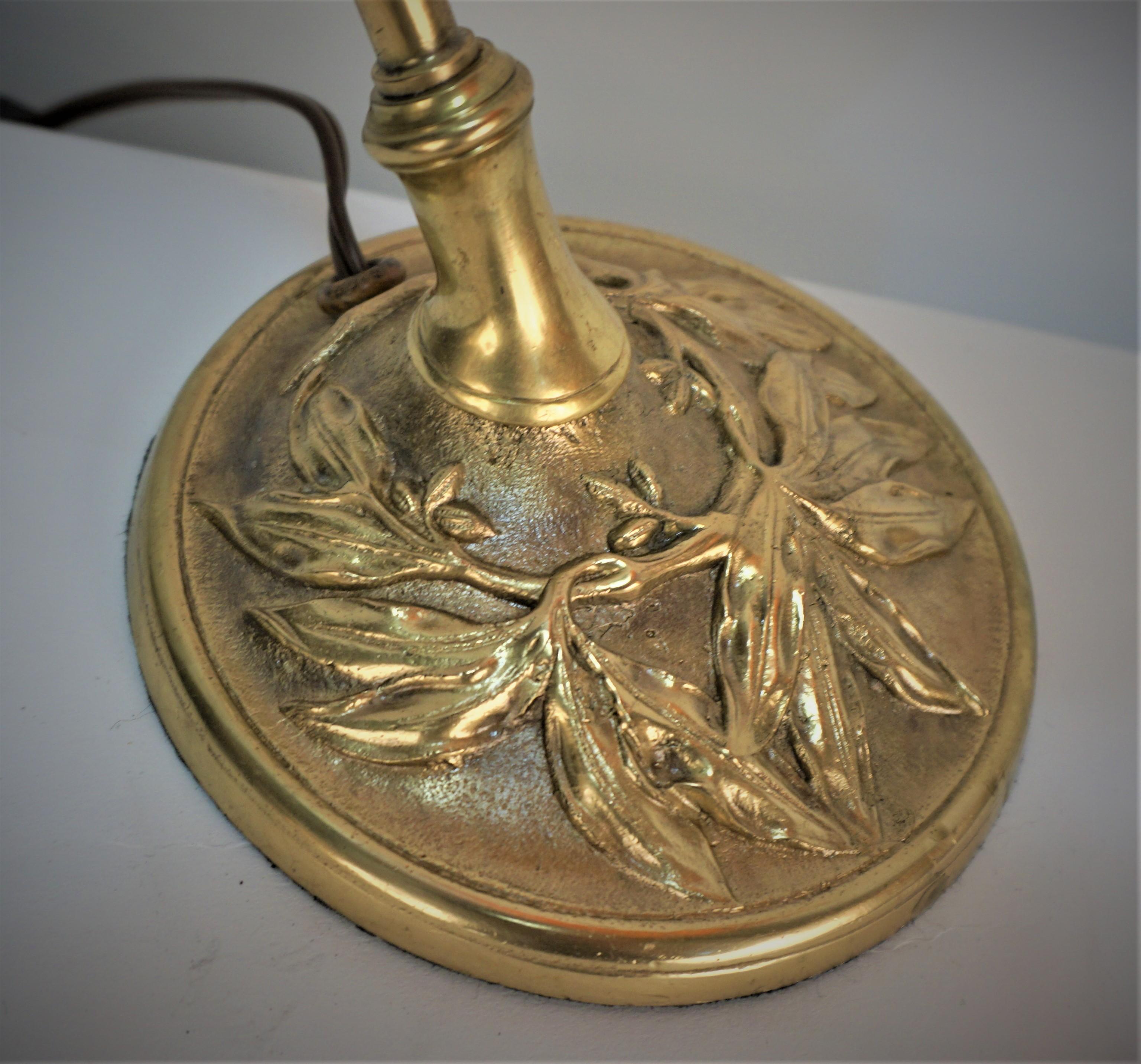 Magnifique lampe de table en verre soufflé à base de flore en bronze par Daum.