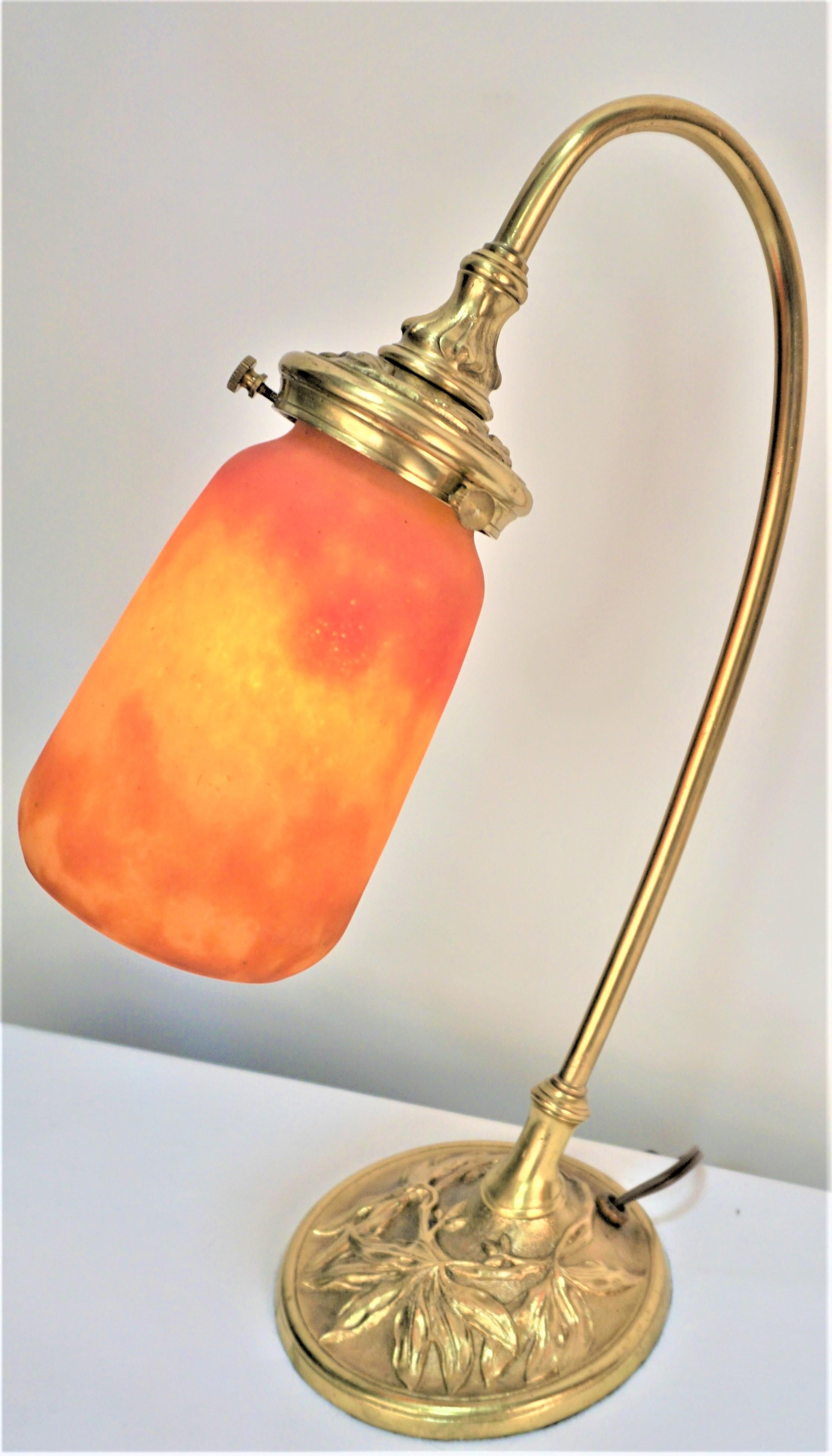 Lámpara de sobremesa francesa Art Nouveau de bronce y cristal artístico de Daum Bronce en venta