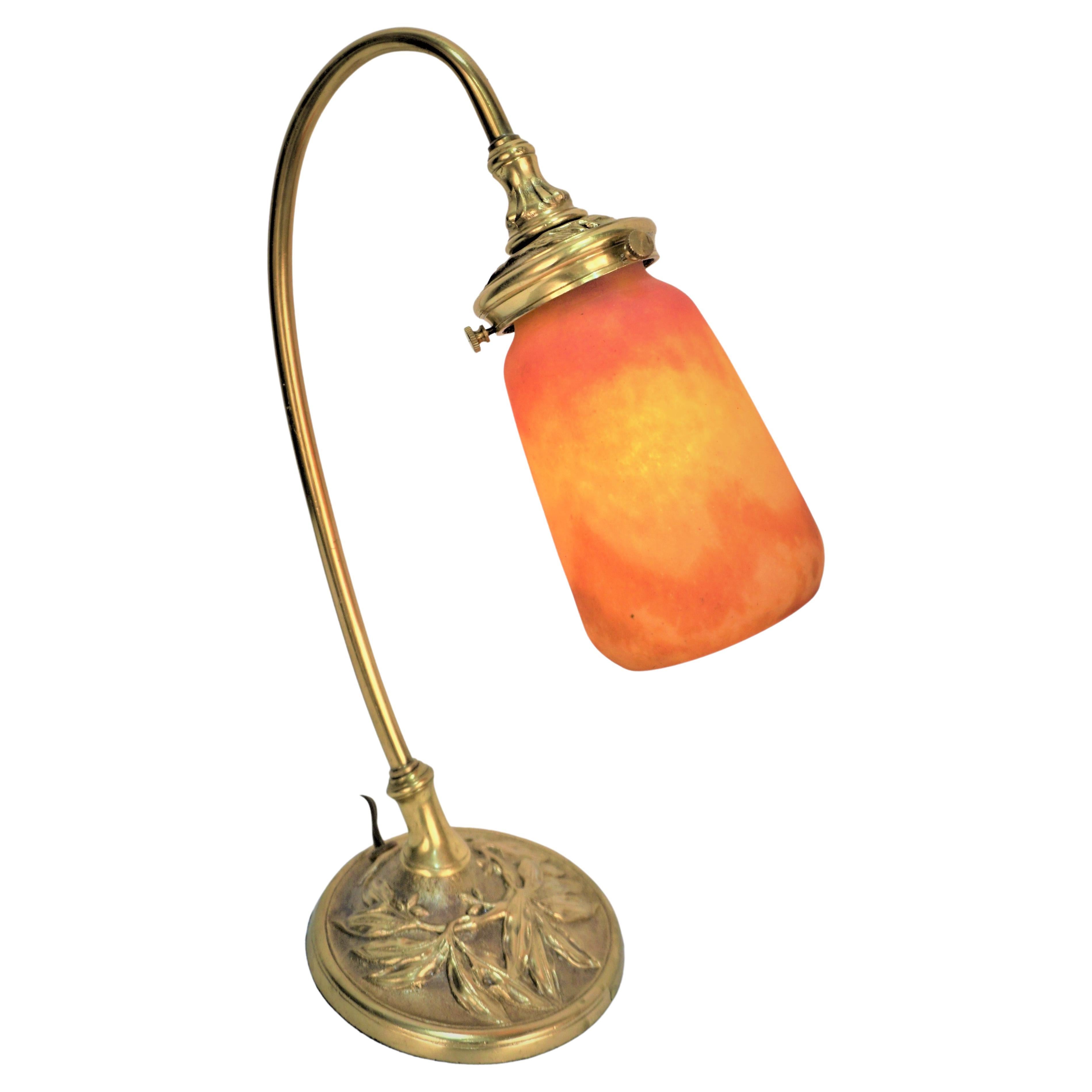 Französische Jugendstil-Tischlampe aus Bronze-Kunstglas von Daum