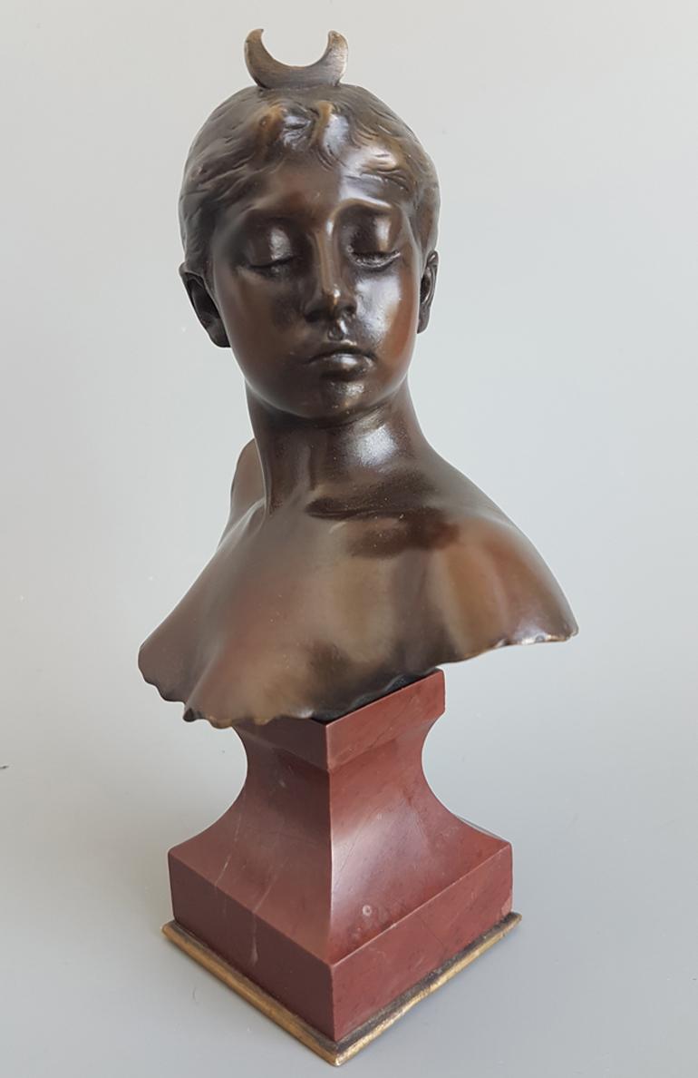 Un beau buste de Diane en bronze patiné d'époque Art Nouveau, signé A. Falguiere, pour Jean Alexandre Joseph Falguière, également connu sous le nom d'Alexandre Falguiere, et portant la marque de la fonderie Thiebaut Frères pour les frères Thiebaut.