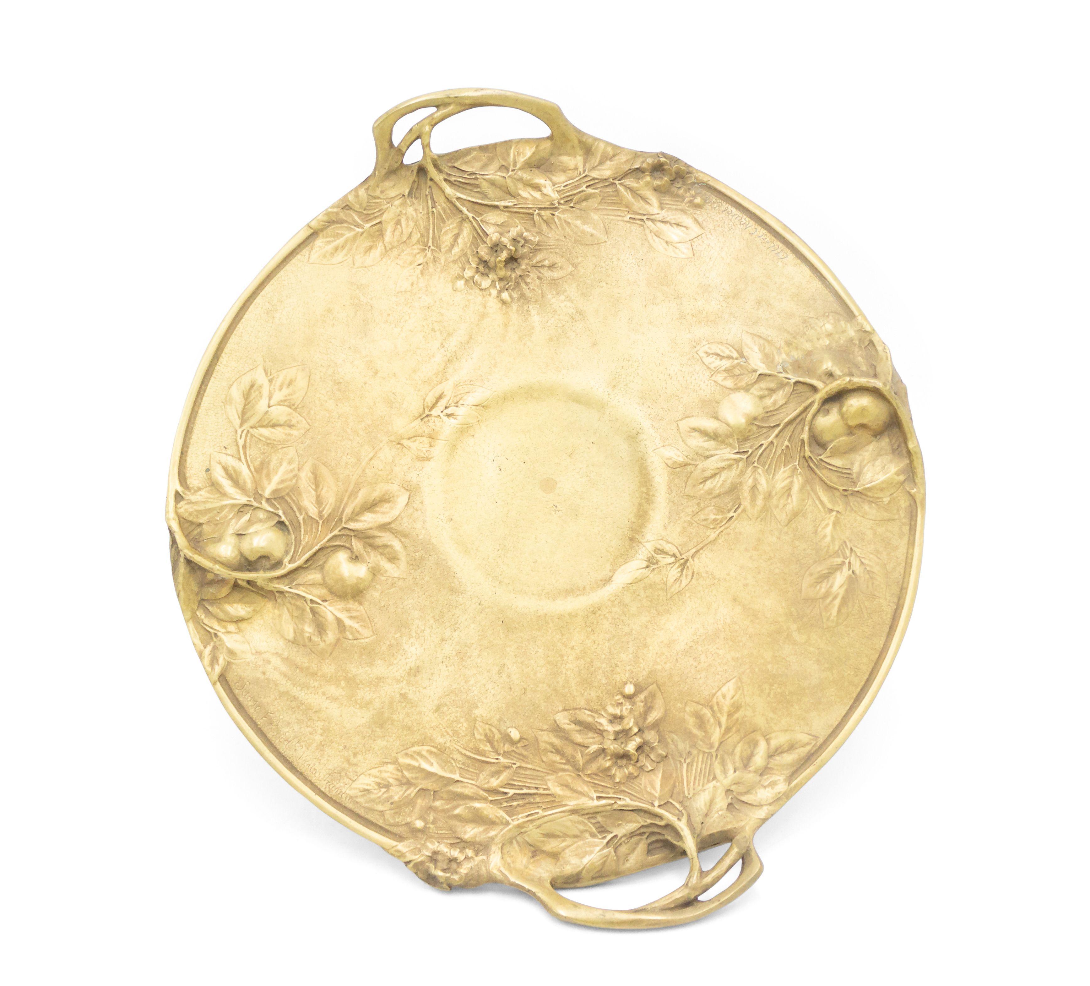 Compote ronde en bronze doré de style Art Nouveau français, avec des poignées à motifs de brindilles et un relief floral sur une base de piédestal (signée ALBERT CHEUREL SILOS).