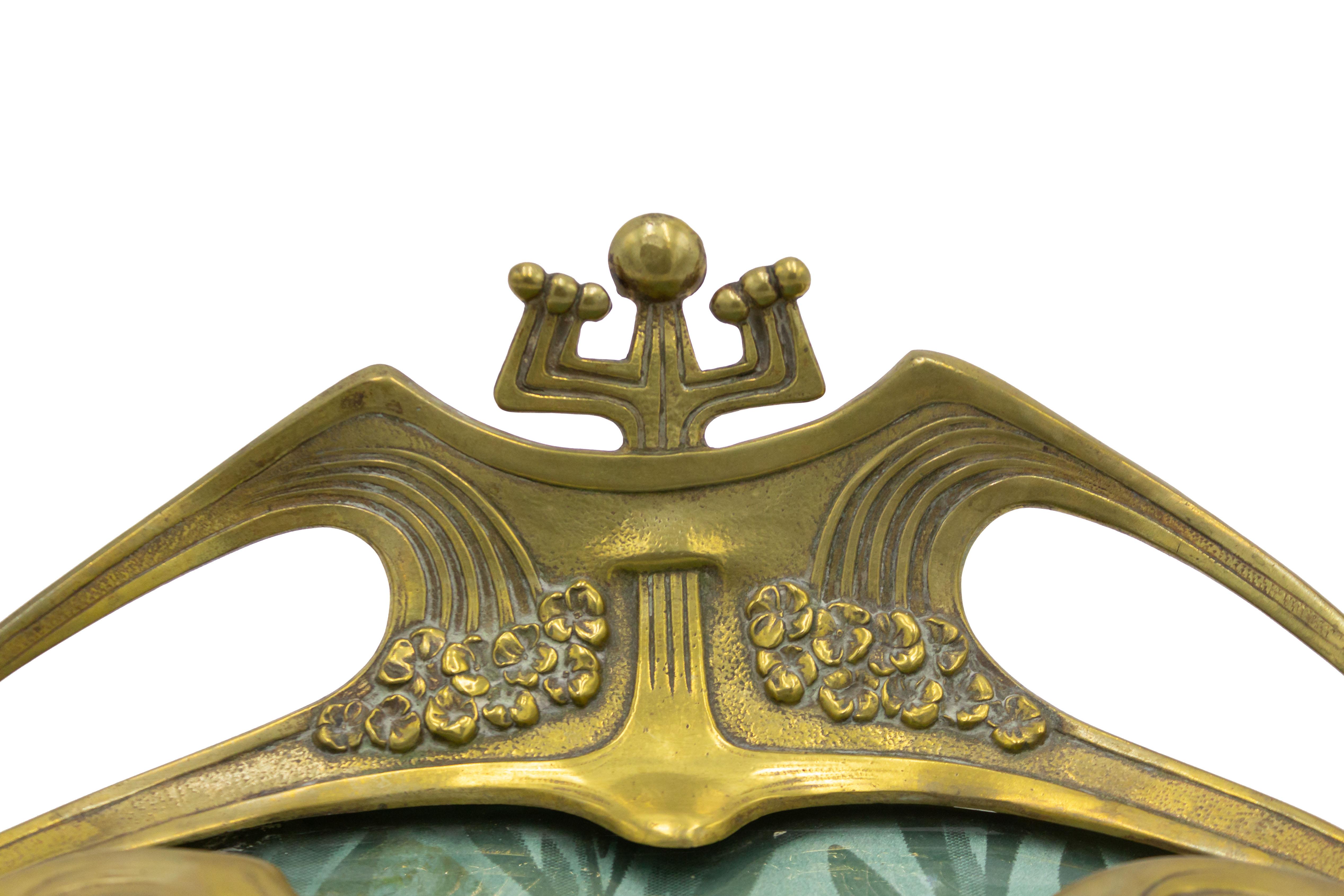 Französisches Doppeltintenfass aus Bronze im Jugendstil (Secessionismus) mit floralem Muster und grünem Stoff unter Glasboden.
 
