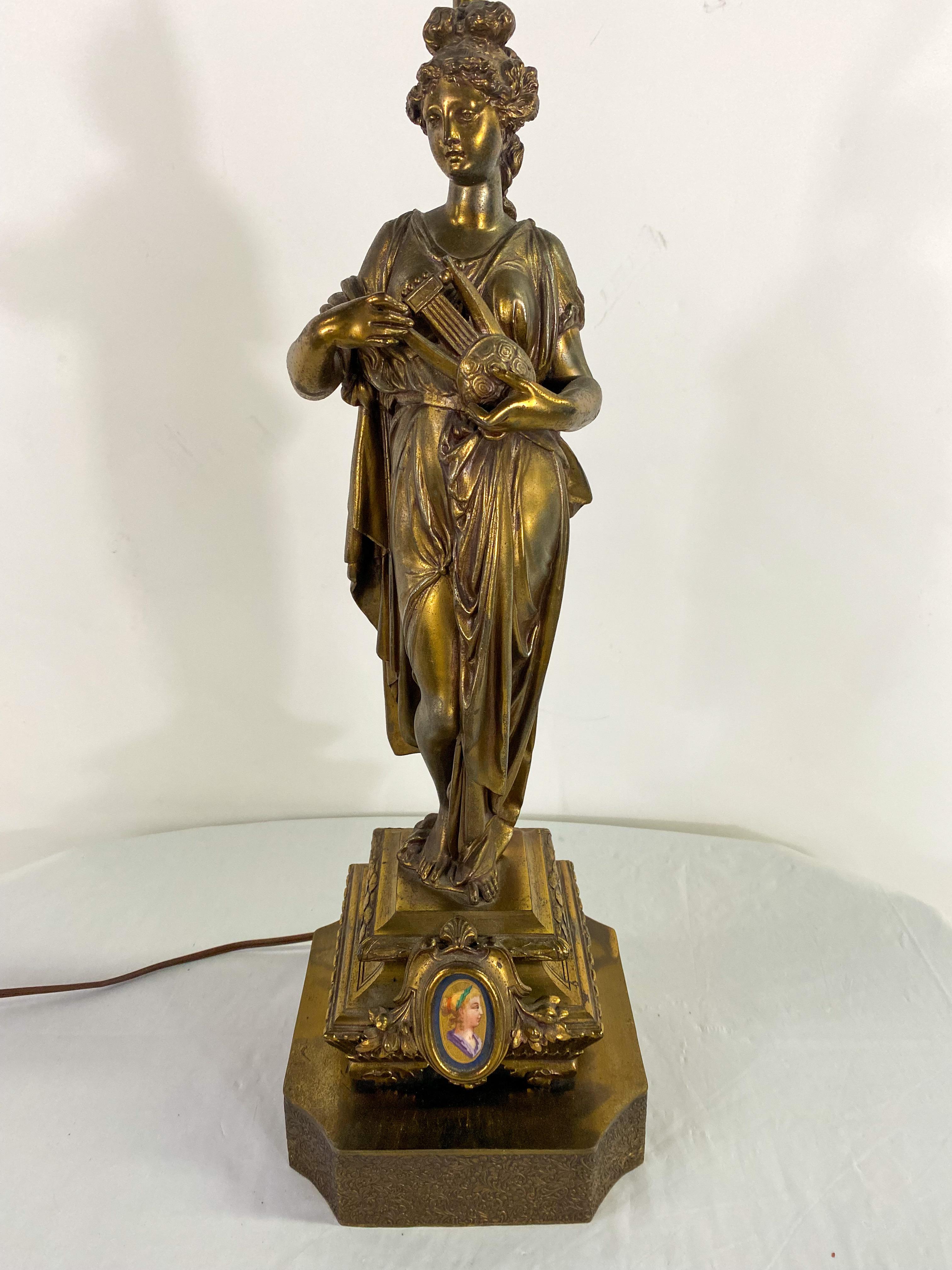 Französische figurale Jugendstil-Tischlampe aus Bronze, Paar (Art nouveau) im Angebot