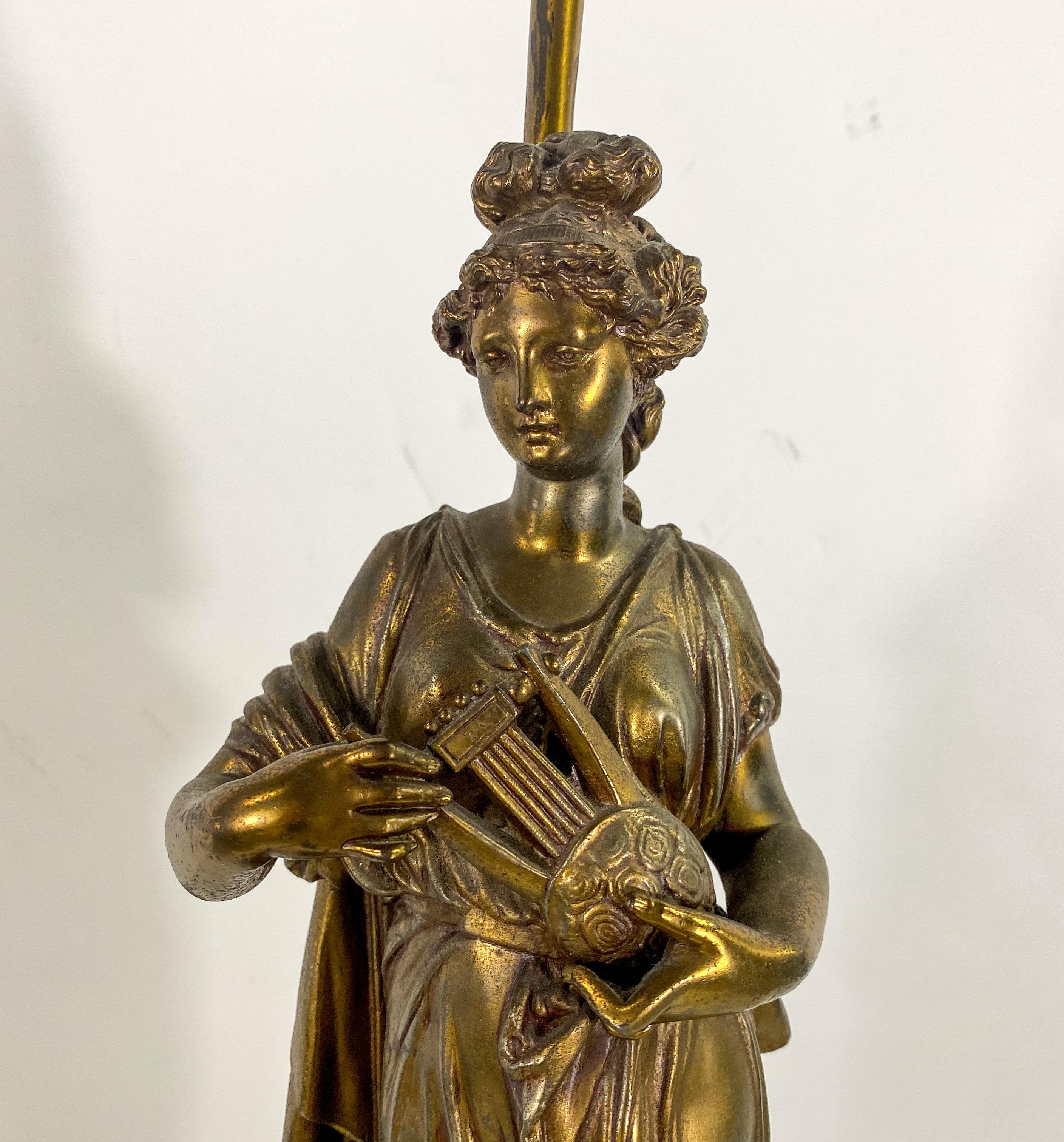 Französische figurale Jugendstil-Tischlampe aus Bronze, Paar im Zustand „Gut“ im Angebot in Plainview, NY