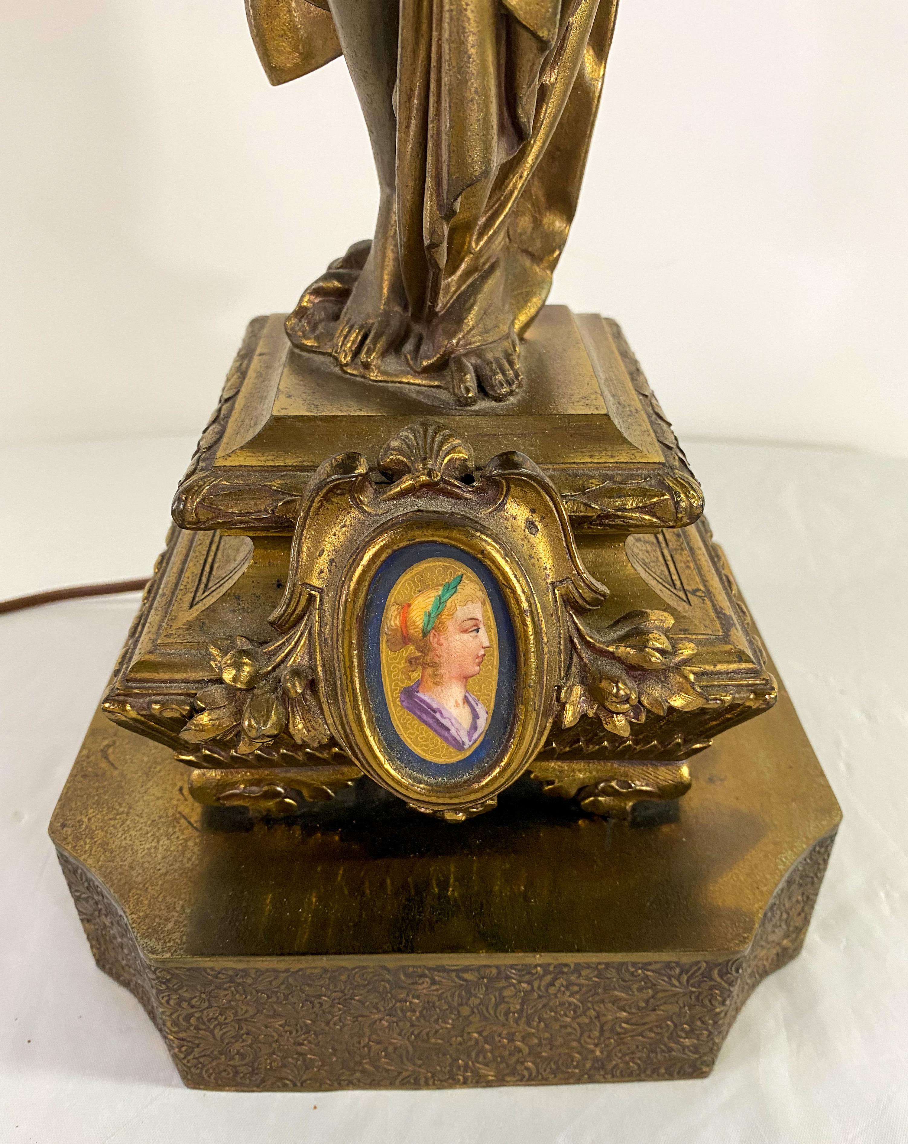 Französische figurale Jugendstil-Tischlampe aus Bronze, Paar (19. Jahrhundert) im Angebot