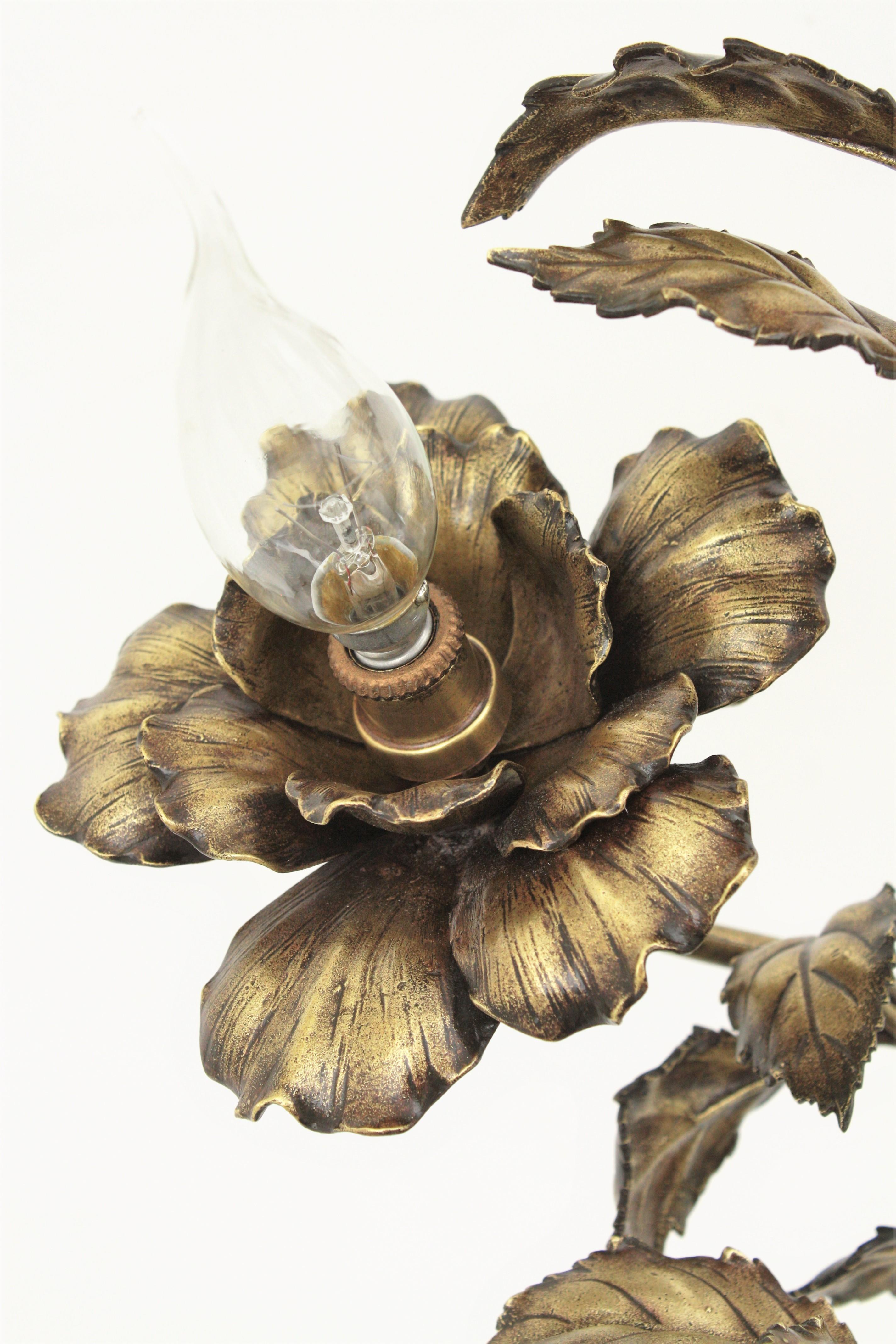 Lampada da tavolo Art Nouveau francese con fogliame floreale in bronzo in vendita 3