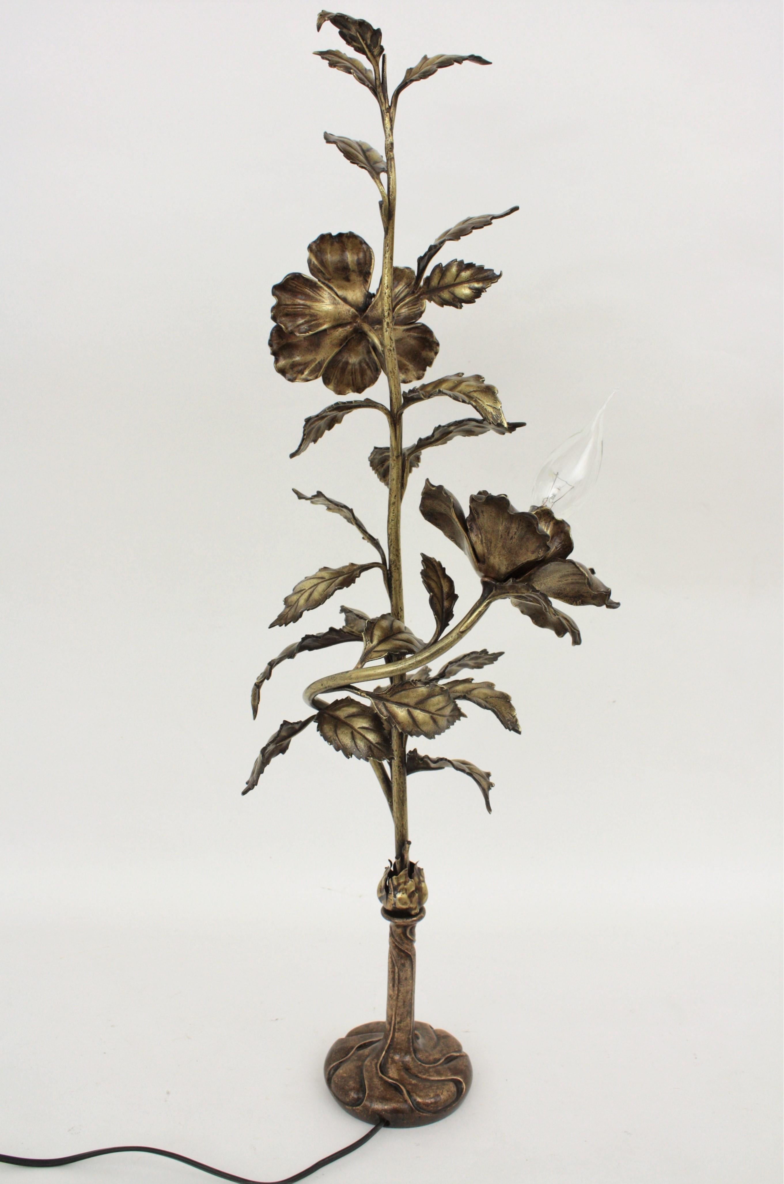 French Art Nouveau Floral Foliage Table Lamp in Bronze For Sale 4