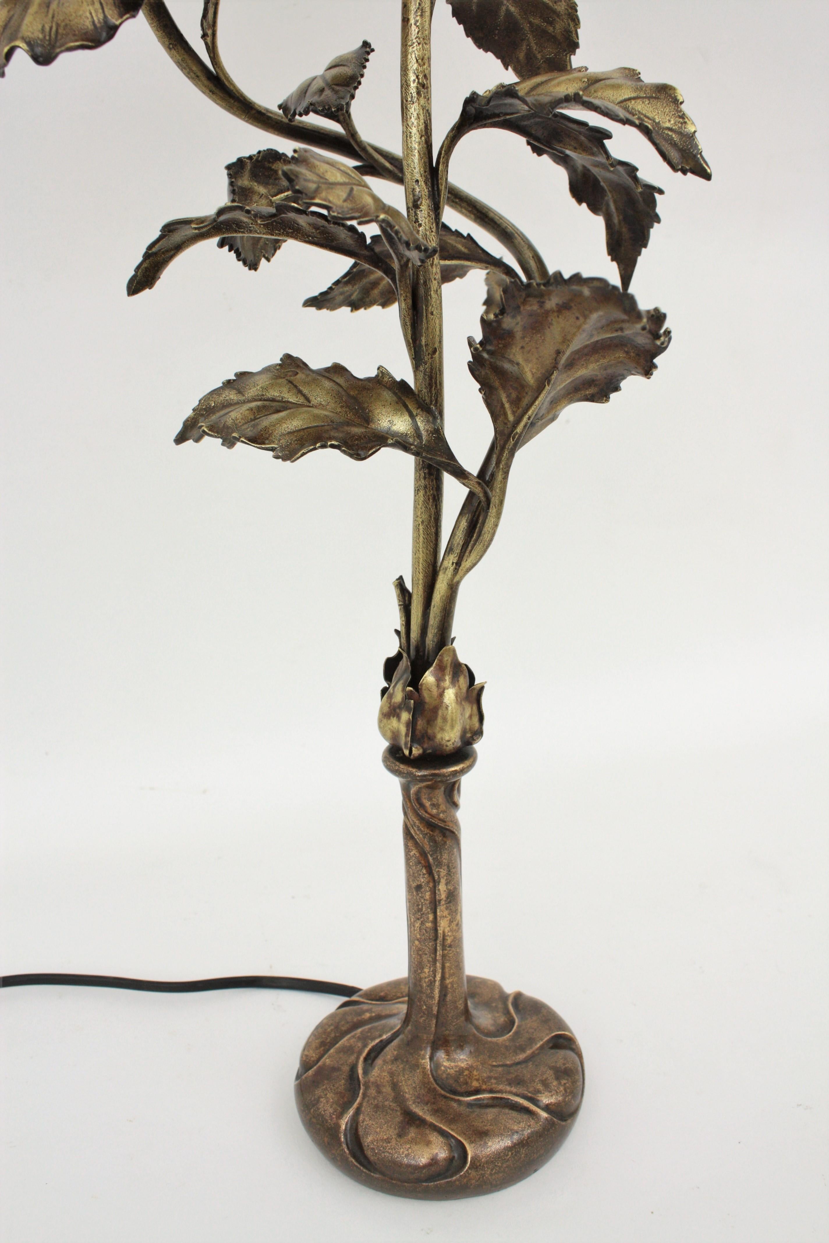 French Art Nouveau Floral Foliage Table Lamp in Bronze For Sale 7
