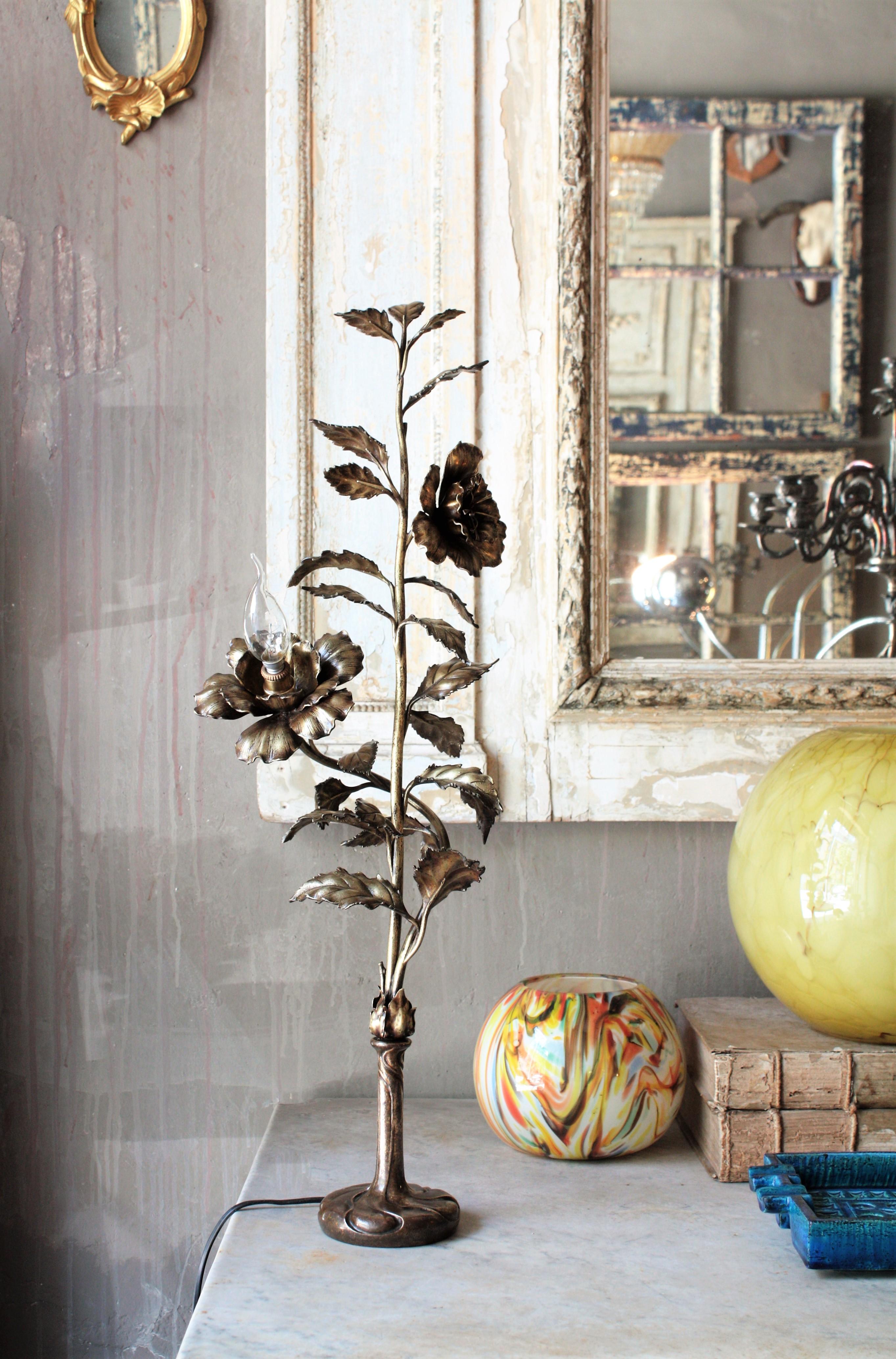 Beautiful cast bronze floral design Art Nouveau table lamp, France, 1930s.
This exquisite table lamp features two flowers standing on a plant, one of them holds the light bulb. This piece shows all the naturalistic movement of the French Art Nouveau