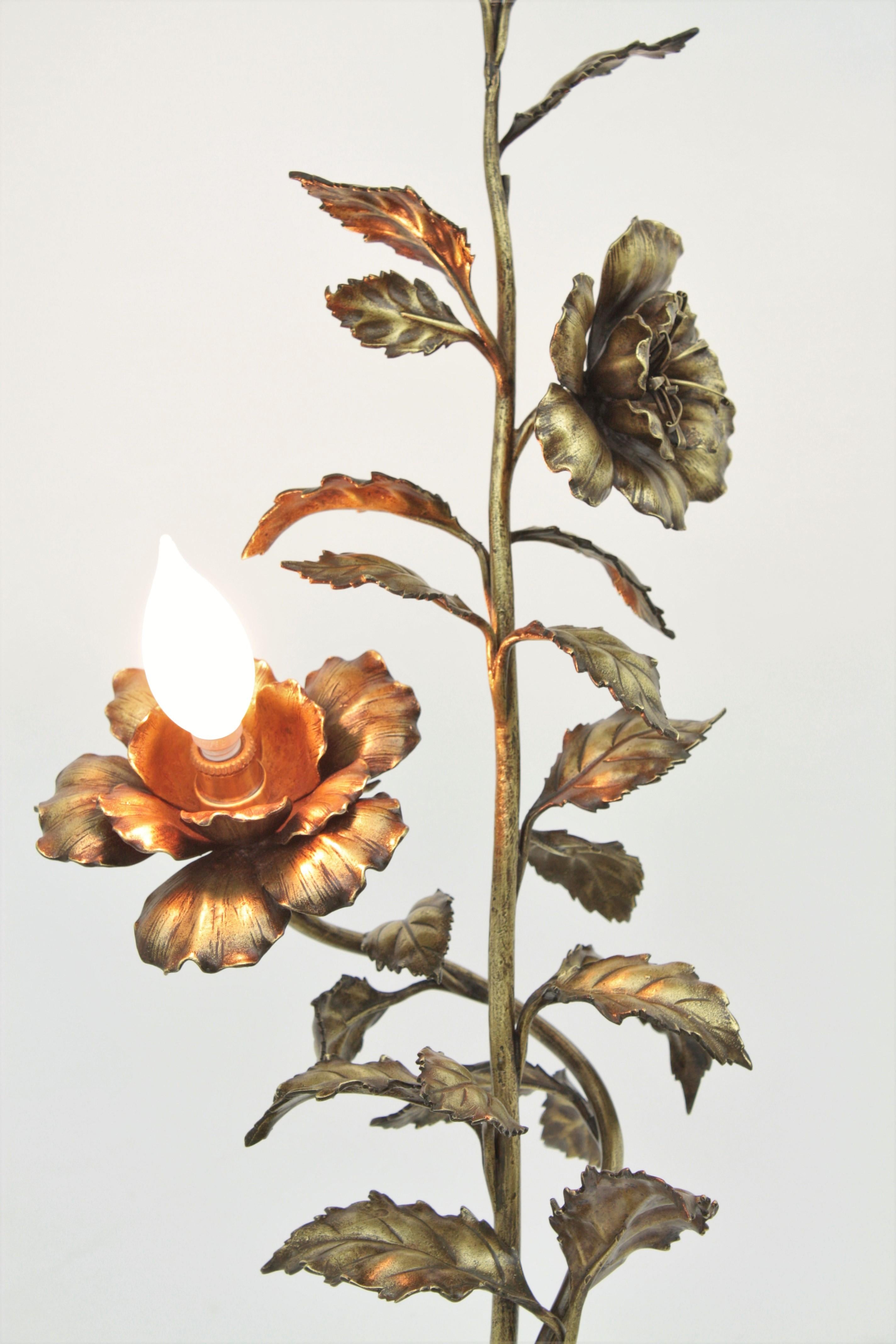 Moulage Lampe de table Art Nouveau à feuillage floral en bronze en vente