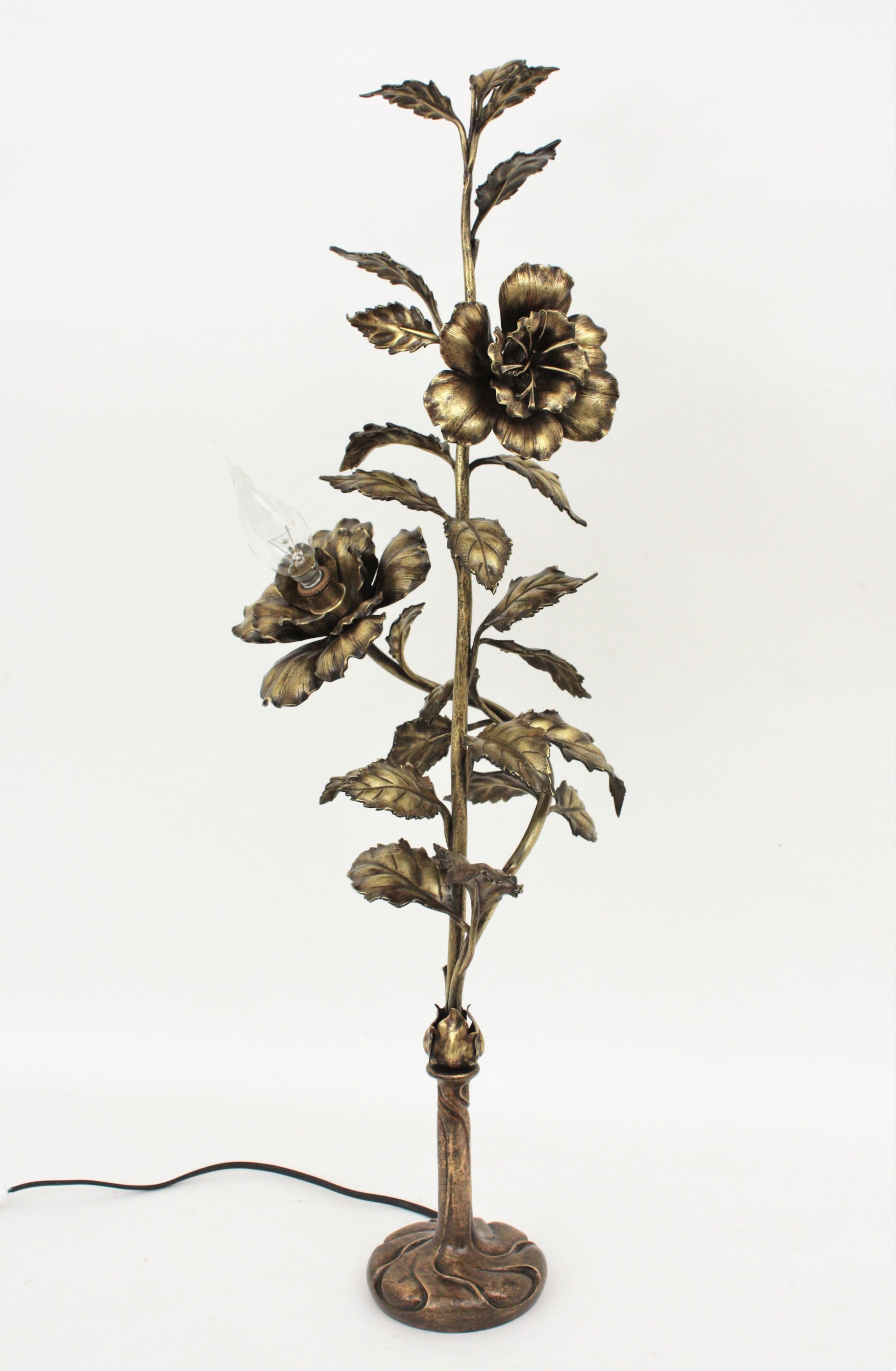 Lampada da tavolo Art Nouveau francese con fogliame floreale in bronzo in vendita 2