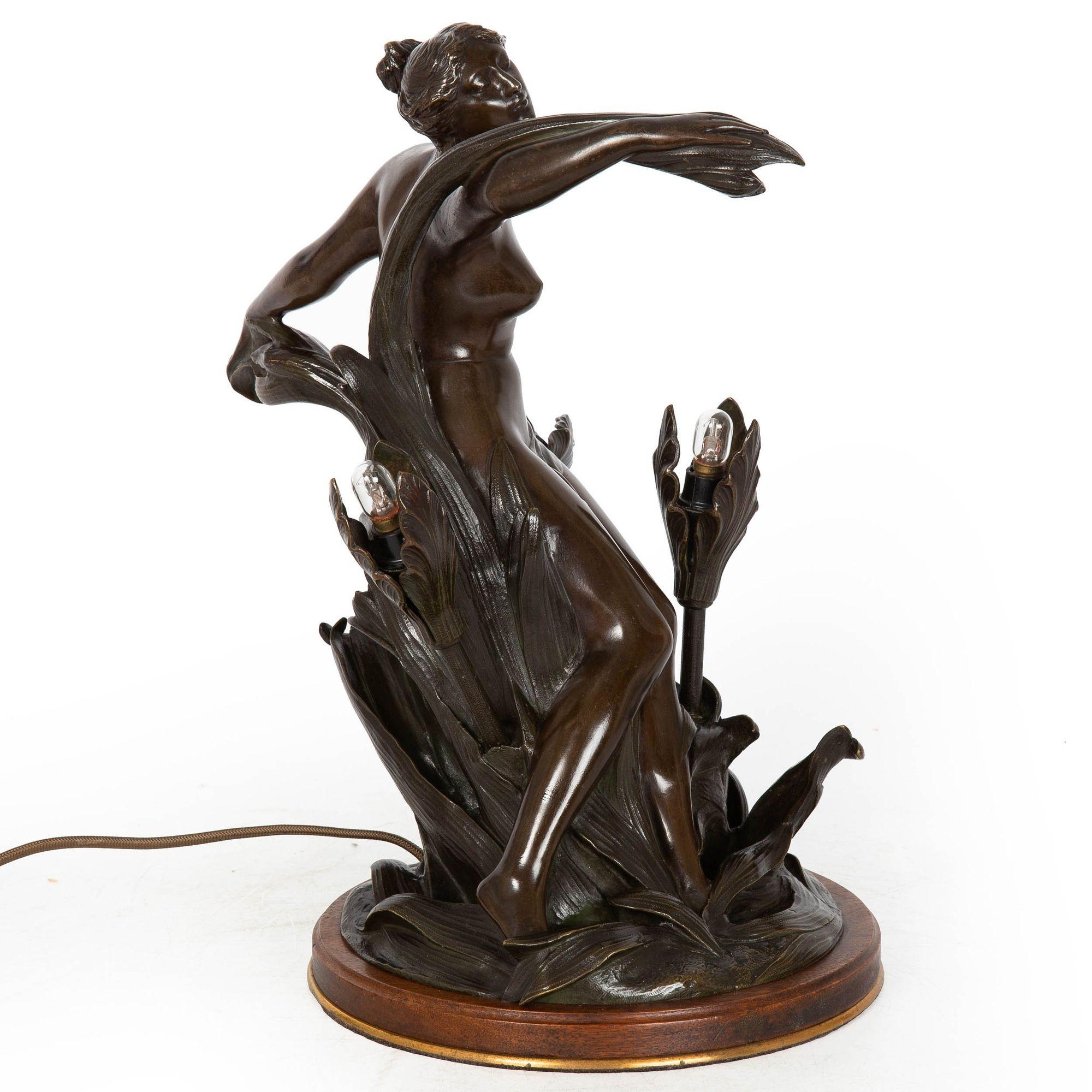 French Art Nouveau Bronze Sculpture of Women in Flowers Table Lamp In Good Condition For Sale In Shippensburg, PA