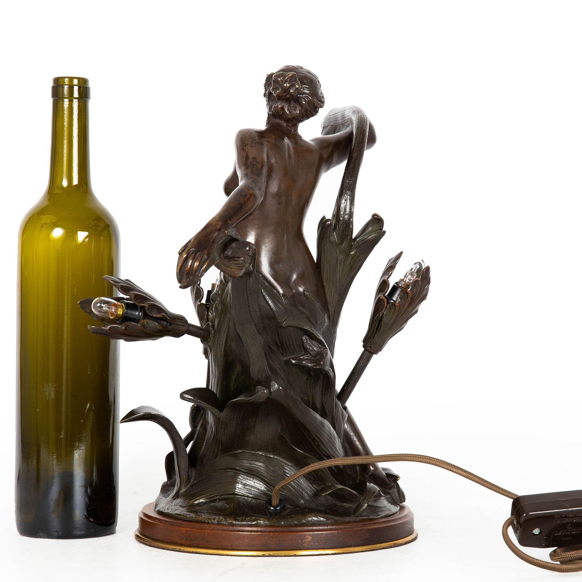 20ième siècle Lampe de table Art nouveau français en bronze représentant des femmes aux fleurs en vente