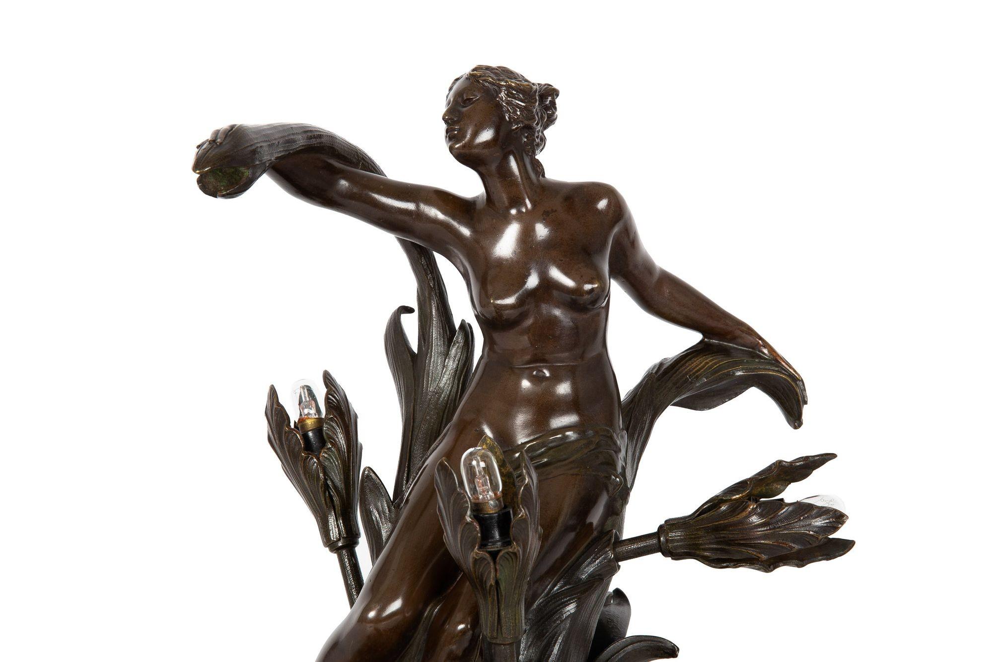 Bronze Lampe de table Art nouveau français en bronze représentant des femmes aux fleurs en vente