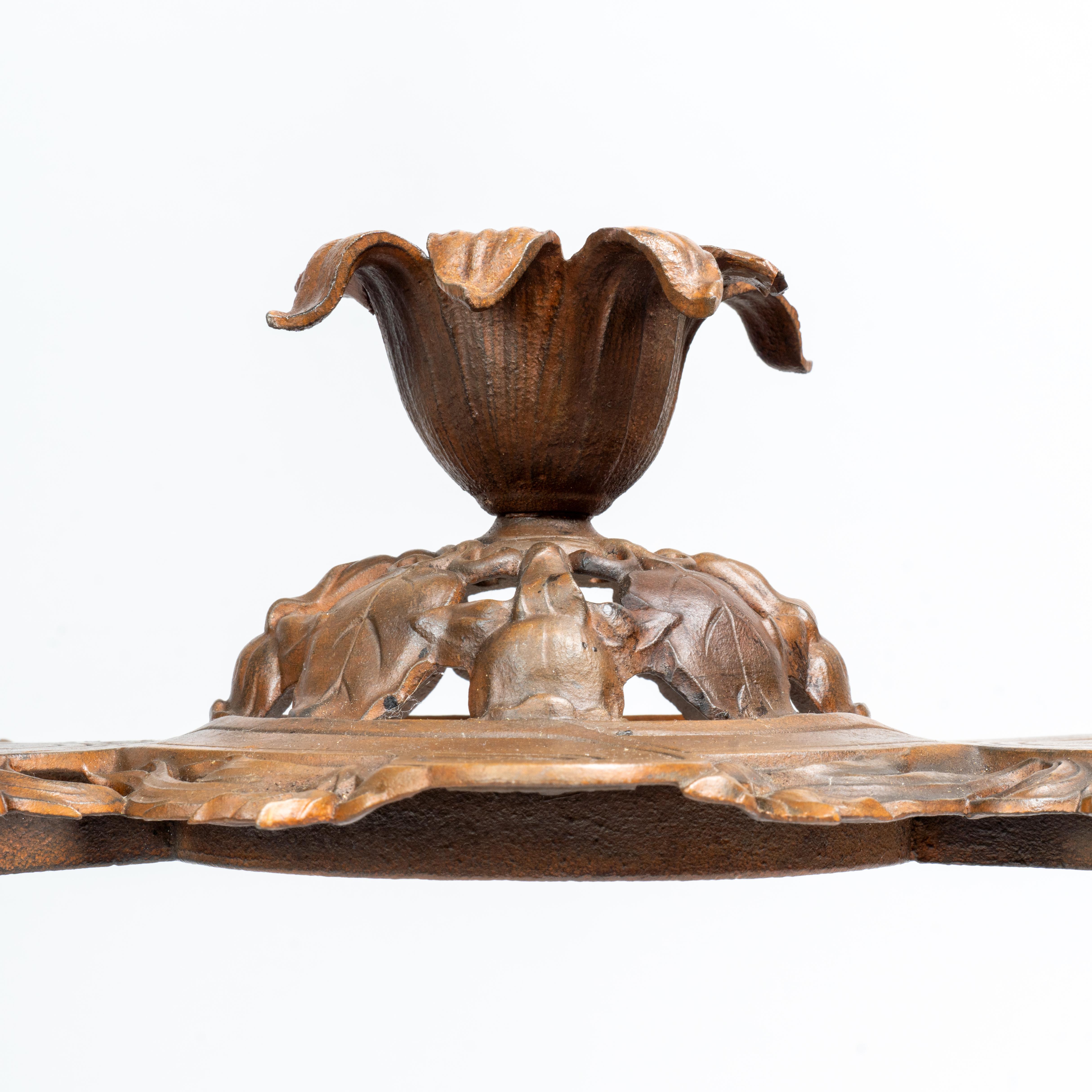 Table d'appoint Art Nouveau en fonte patinée et dorée en vente 2