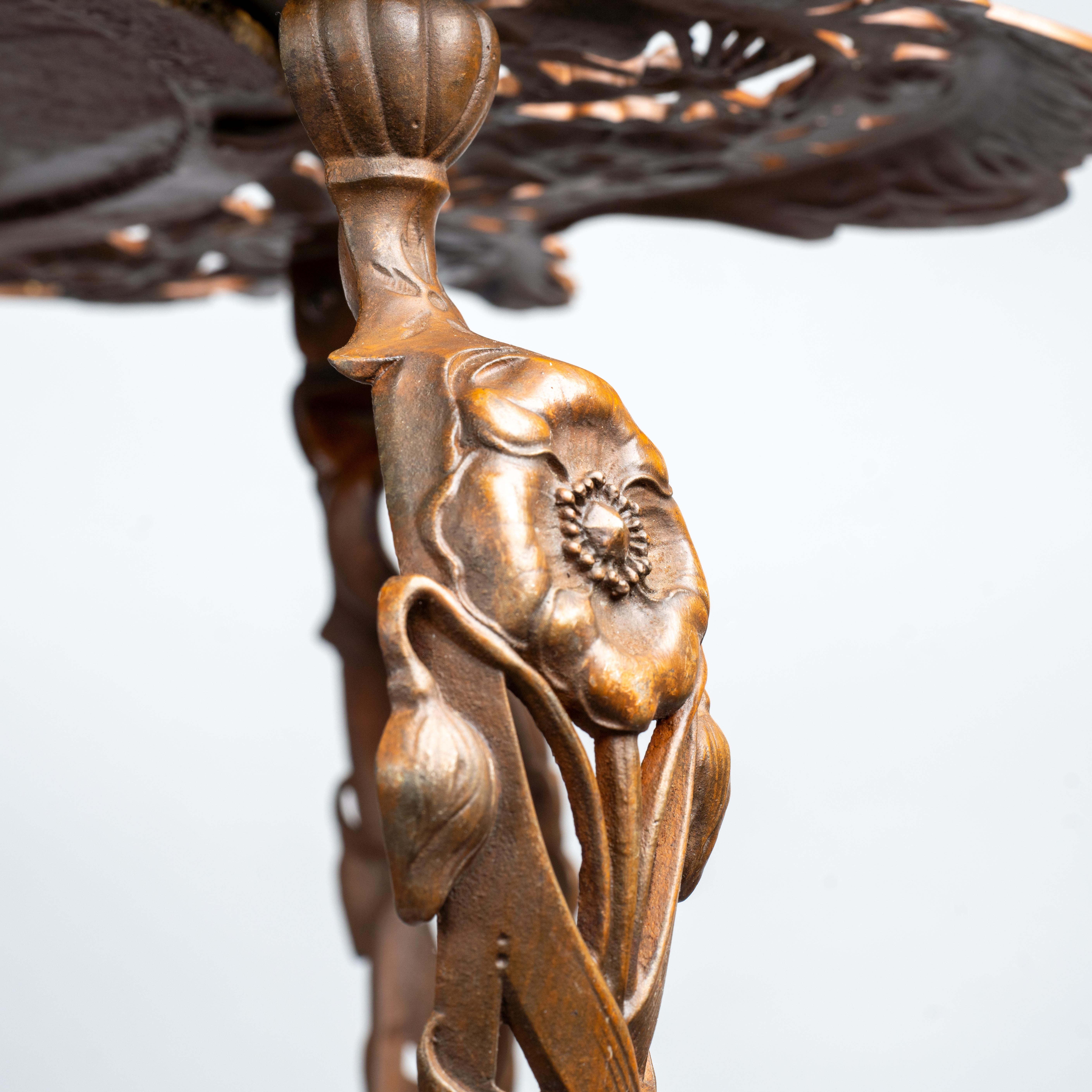 Table d'appoint Art Nouveau en fonte patinée et dorée en vente 3