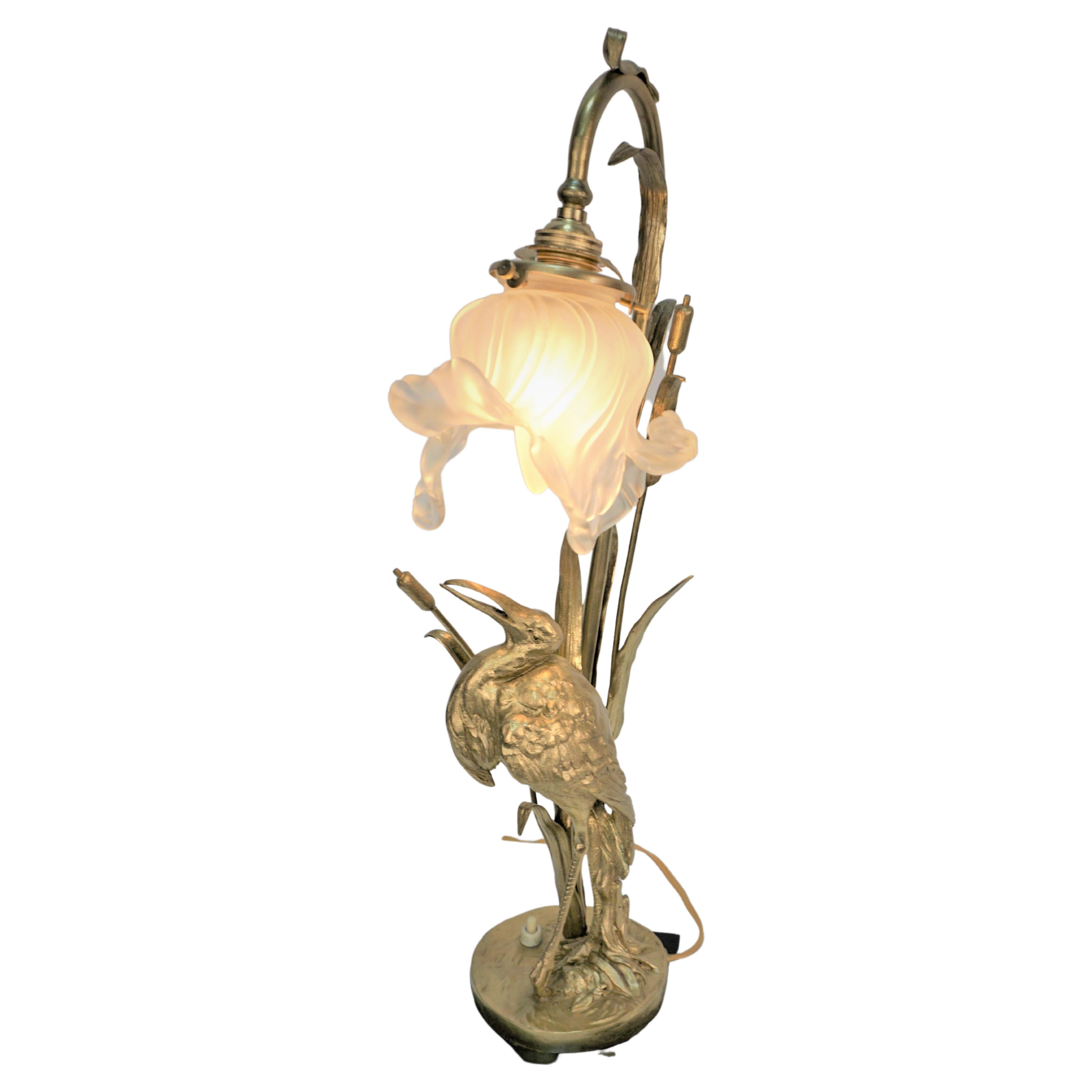 Bronze Vogel und Sumpfpflanzen und schöne Flora geblasenem Glas Schatten Tischlampe.