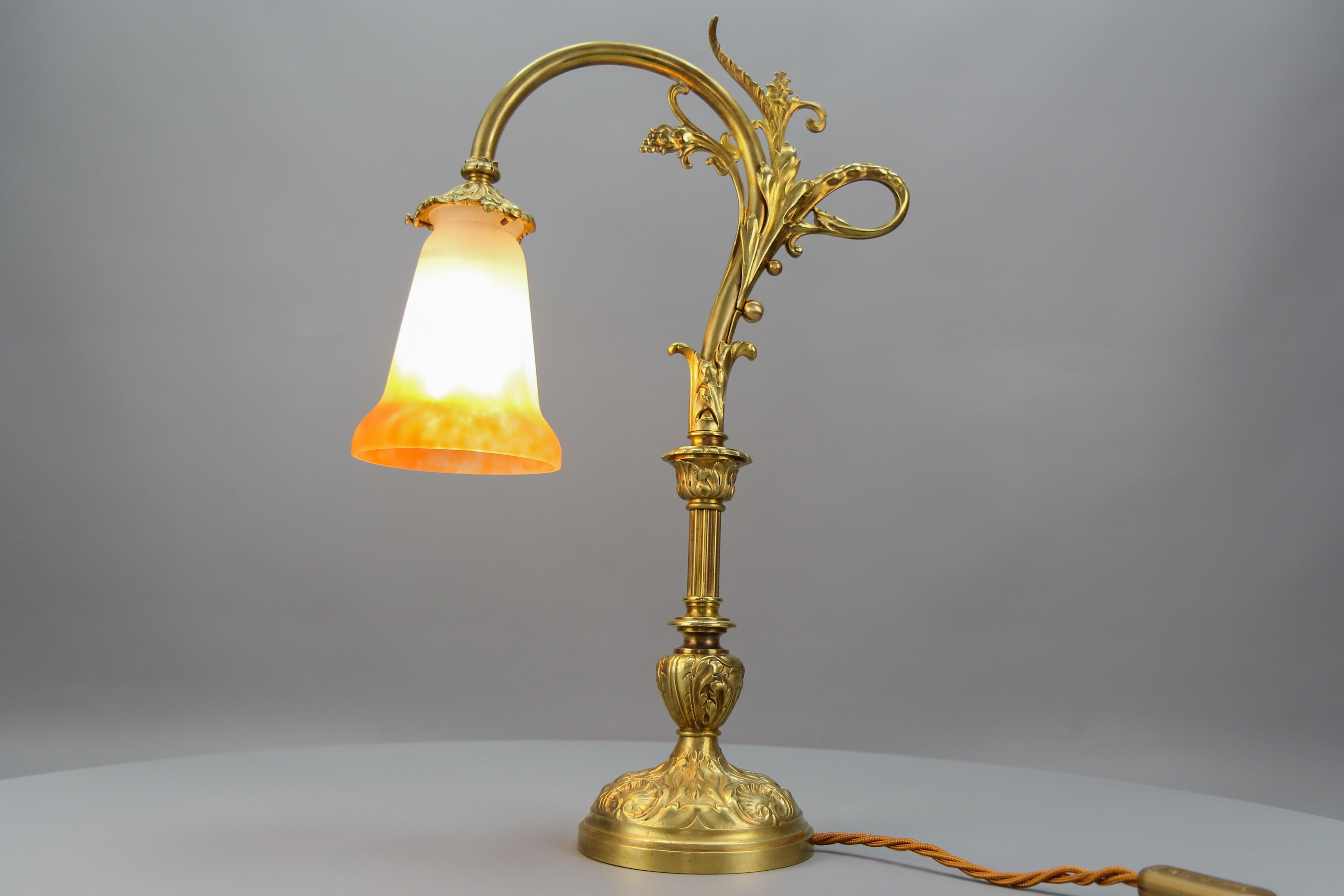 Lampe de bureau française Art Nouveau en bronze avec abat-jour en verre signée GV de Croismare en vente 1