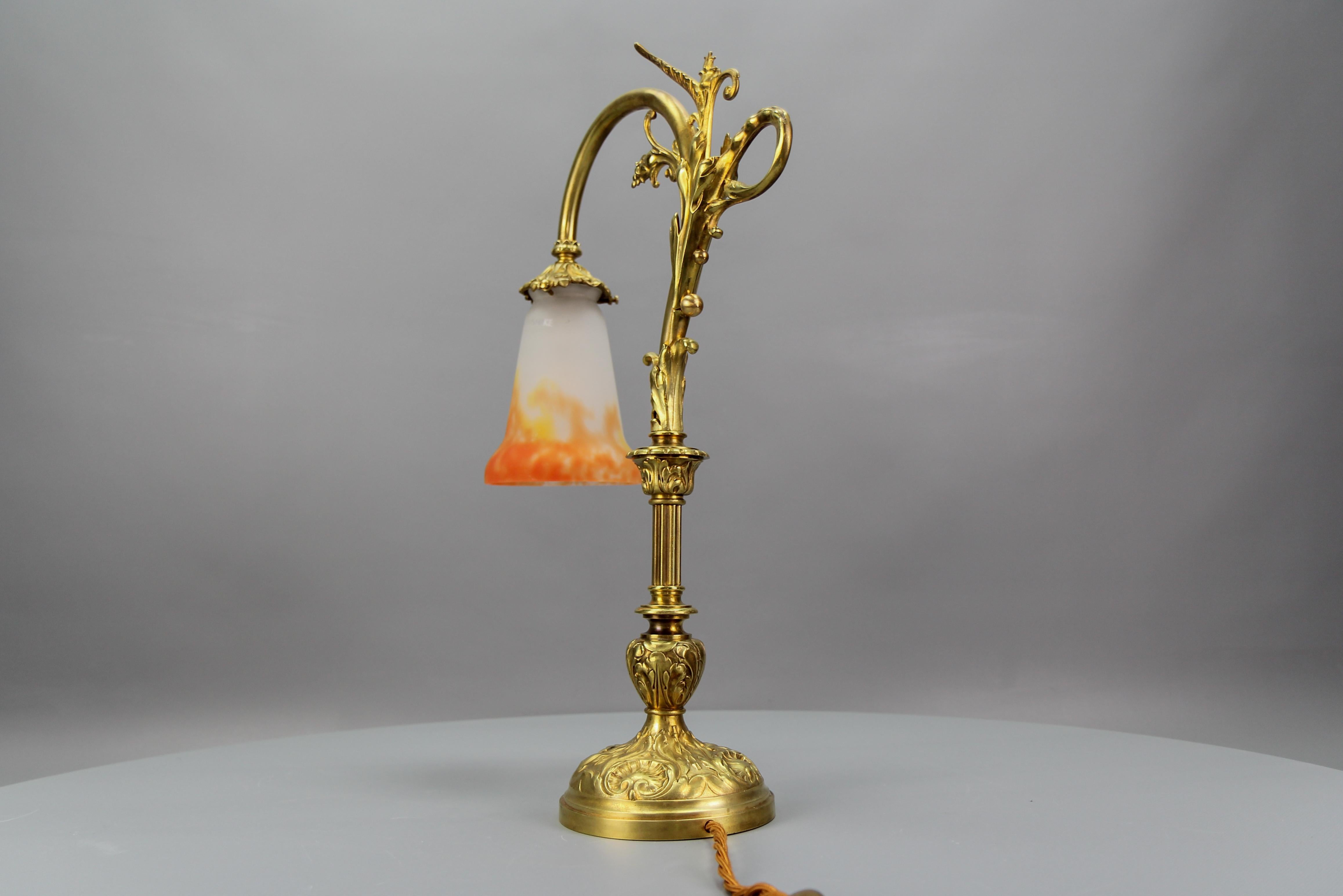 Lampe de bureau française Art Nouveau en bronze avec abat-jour en verre signée GV de Croismare en vente 2