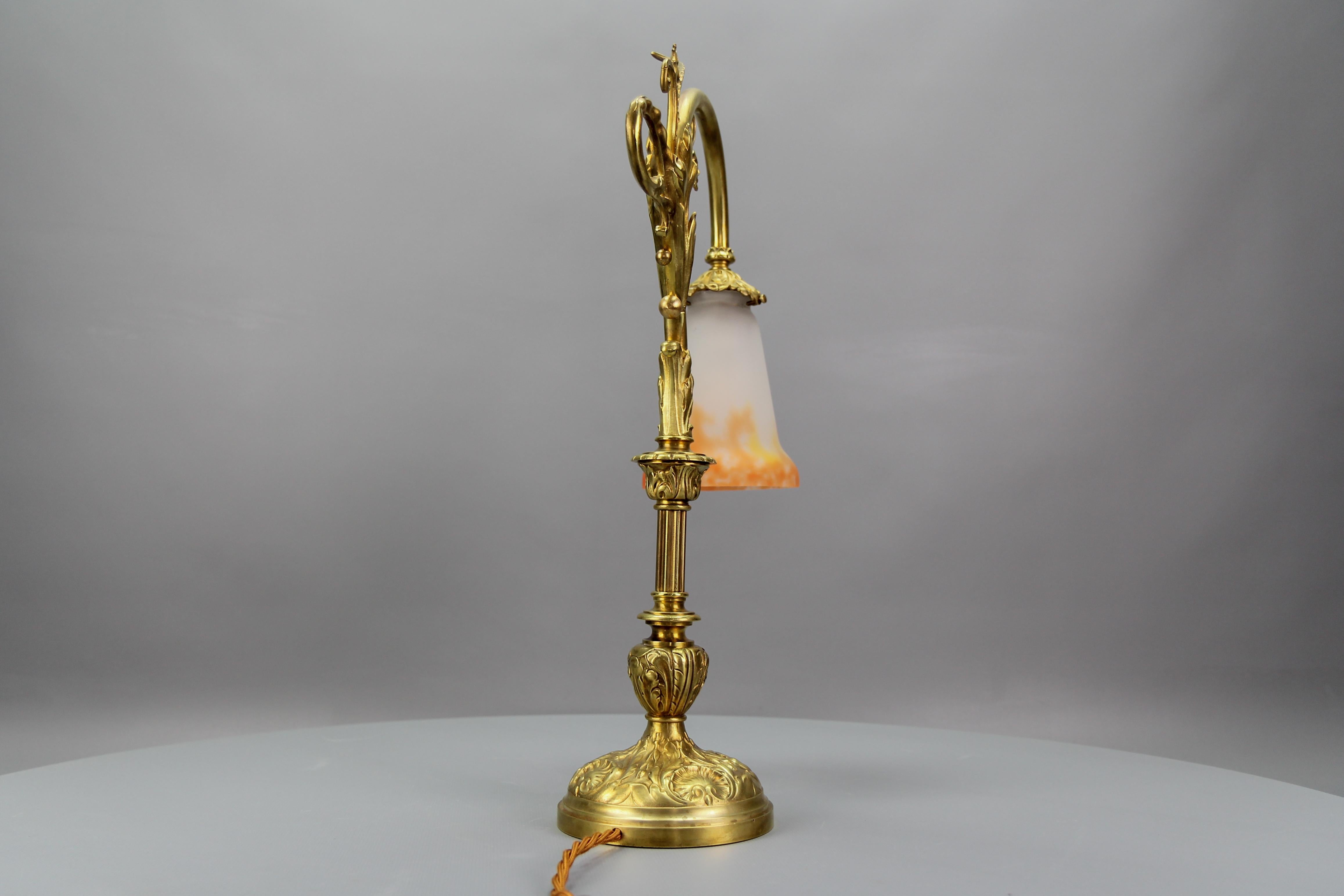 Französische Jugendstil-Tischlampe aus Bronze mit Glasschirm, signiert GV de Croismare im Angebot 3