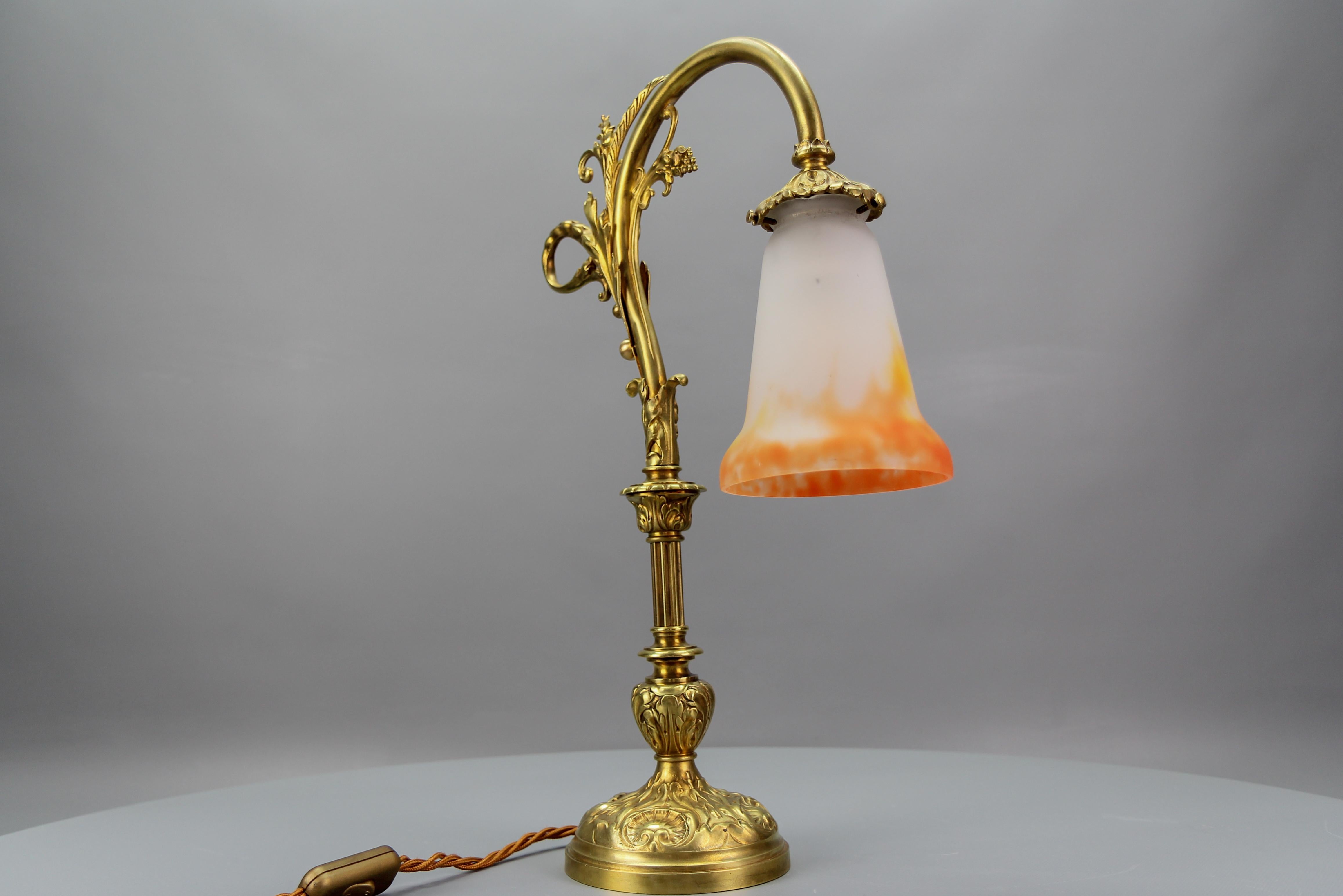 Lampe de bureau française Art Nouveau en bronze avec abat-jour en verre signée GV de Croismare en vente 5